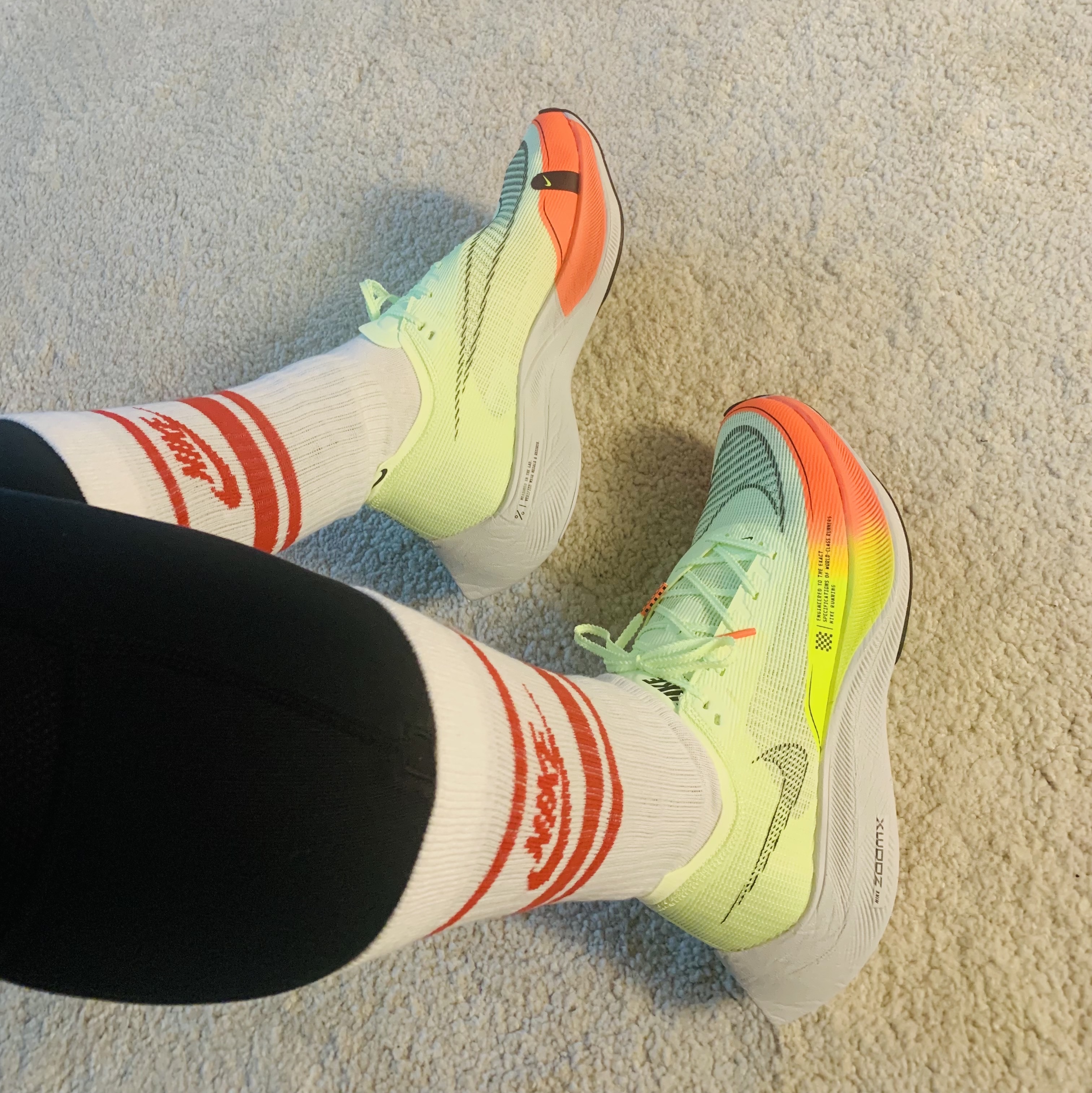 Nike ZoomX Vaporfly Next% 2 Barely Volt Hyper Orange 착용 스타일