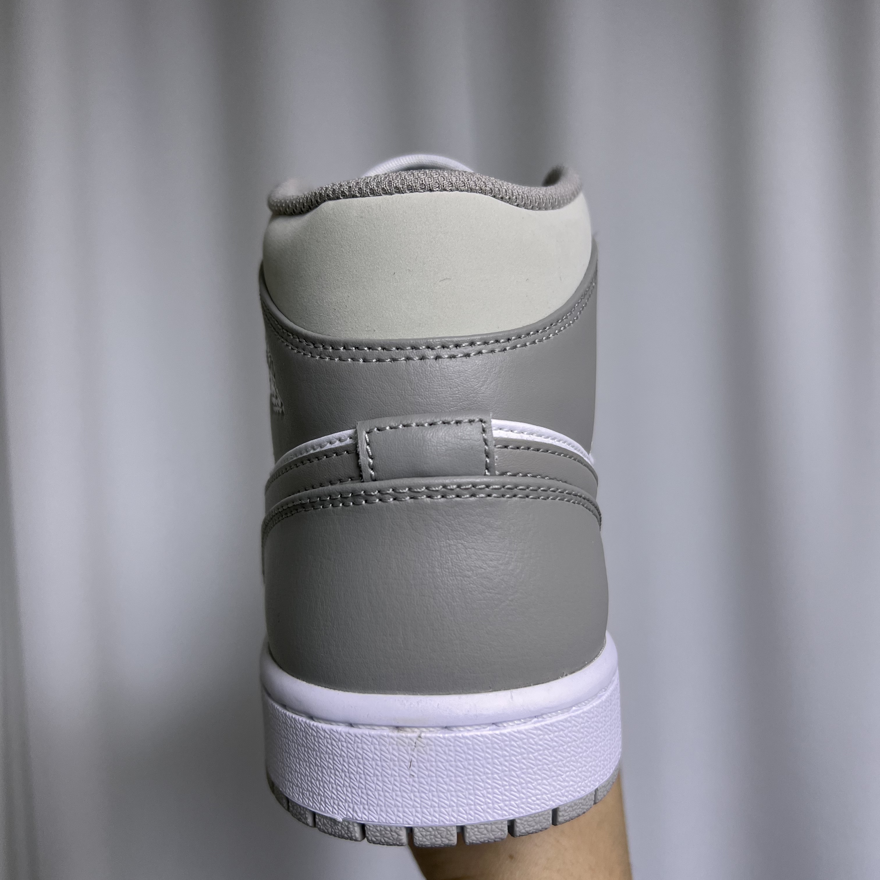 Jordan 1 Mid College Grey 착용 스타일 - 3