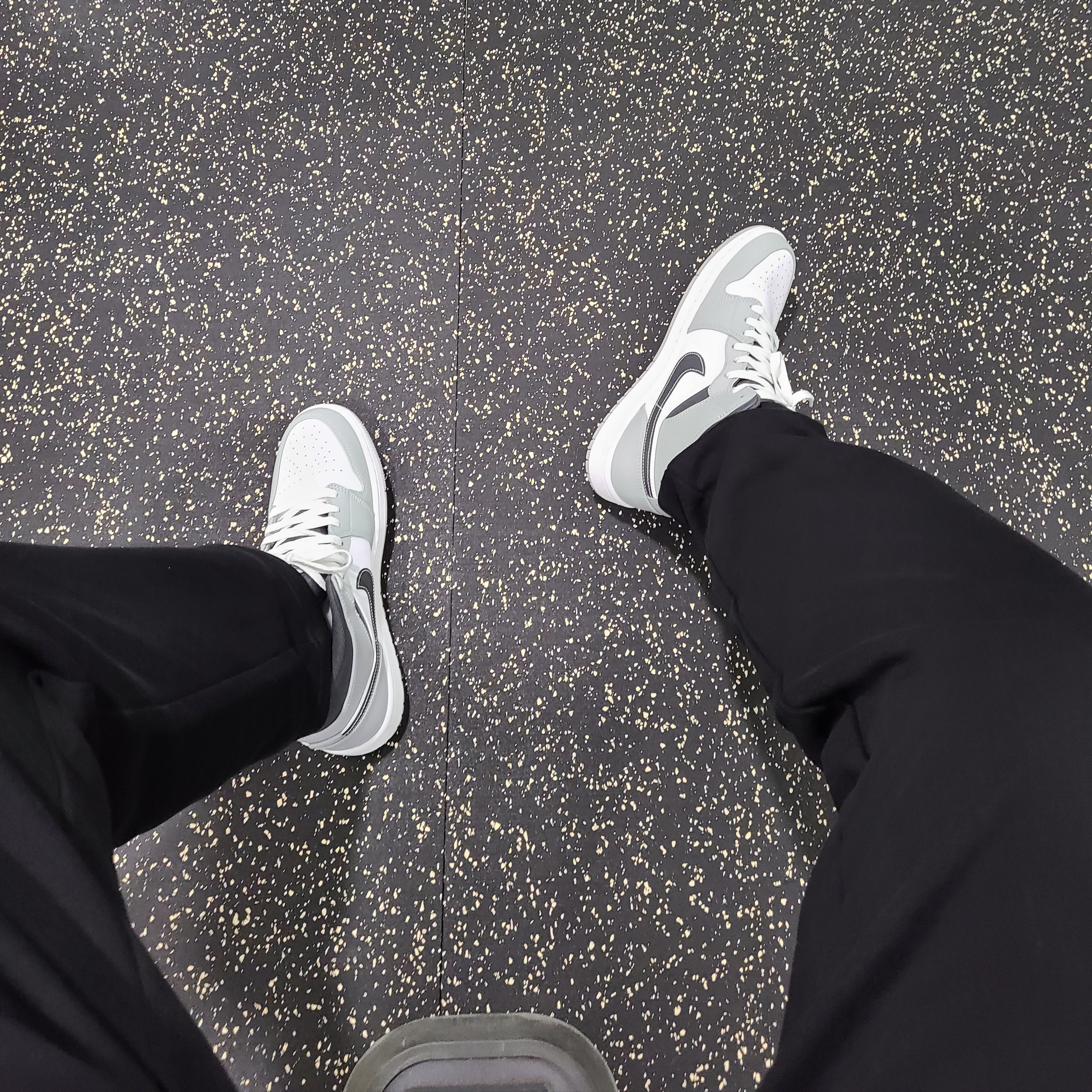 Jordan 1 Mid Light Smoke Grey Anthracite 착용 스타일 - 2