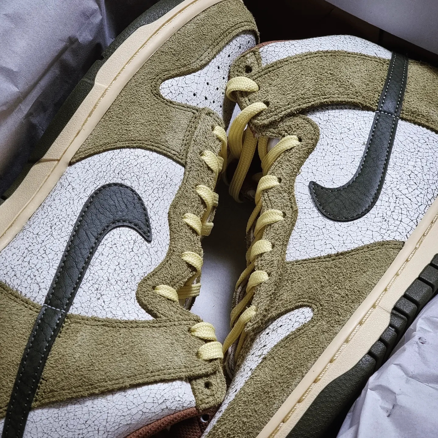 Nike Dunk High Re-Raw Coriander, Jordan 1 x A Ma Maniere Retro High OG SP Sail and Burgundy 착용 스타일 - 3
