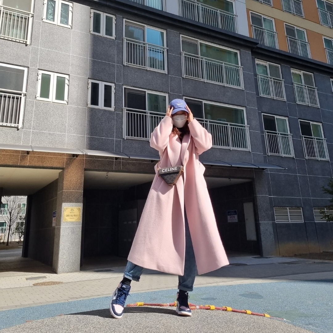 (W) Jordan 1 Retro High OG Atmosphere, Celine Triangle Bag in Smooth Calfskin with Celine Print Black 착용 스타일