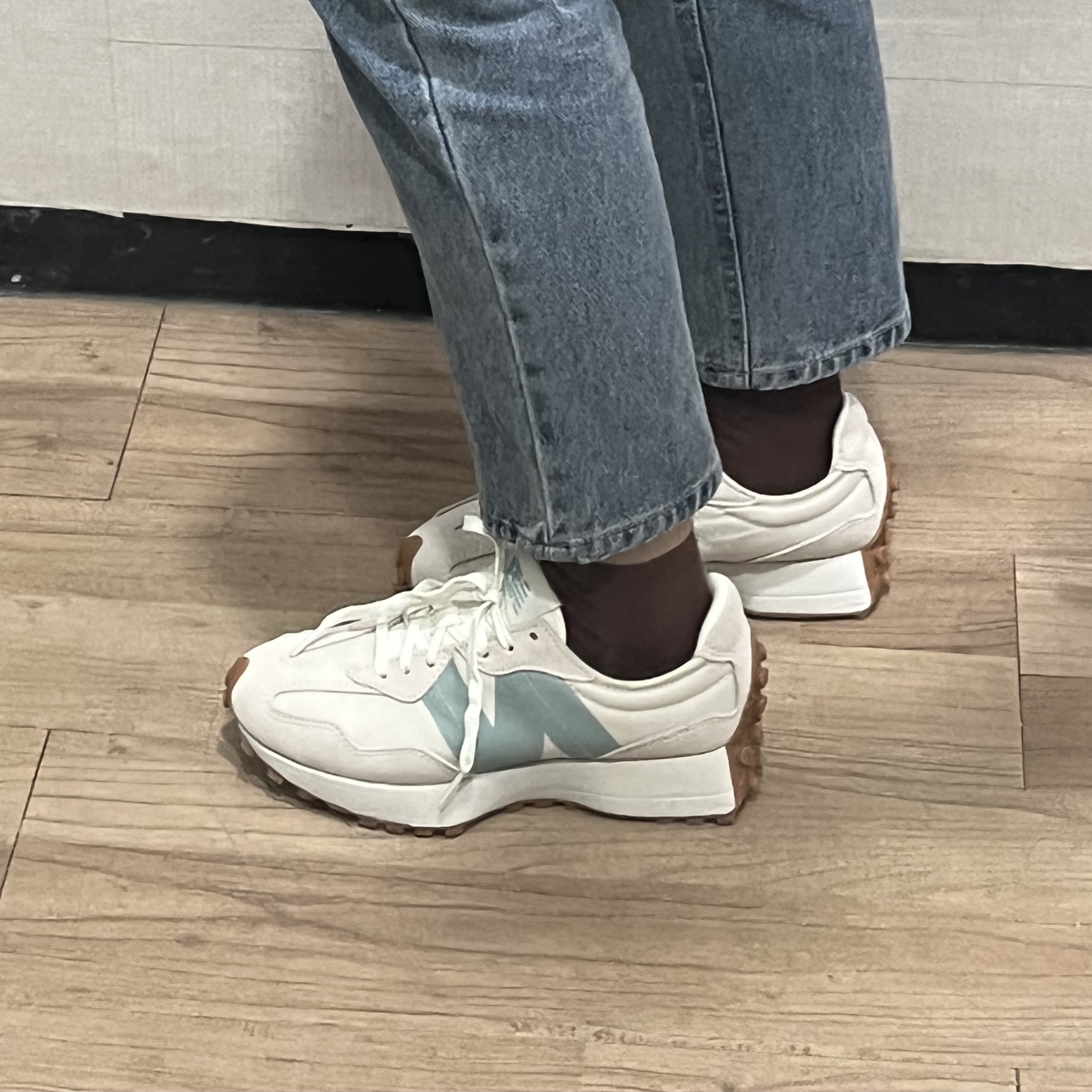 (W) New Balance 327 Moonbeam Storm Blue 착용 스타일 - 1