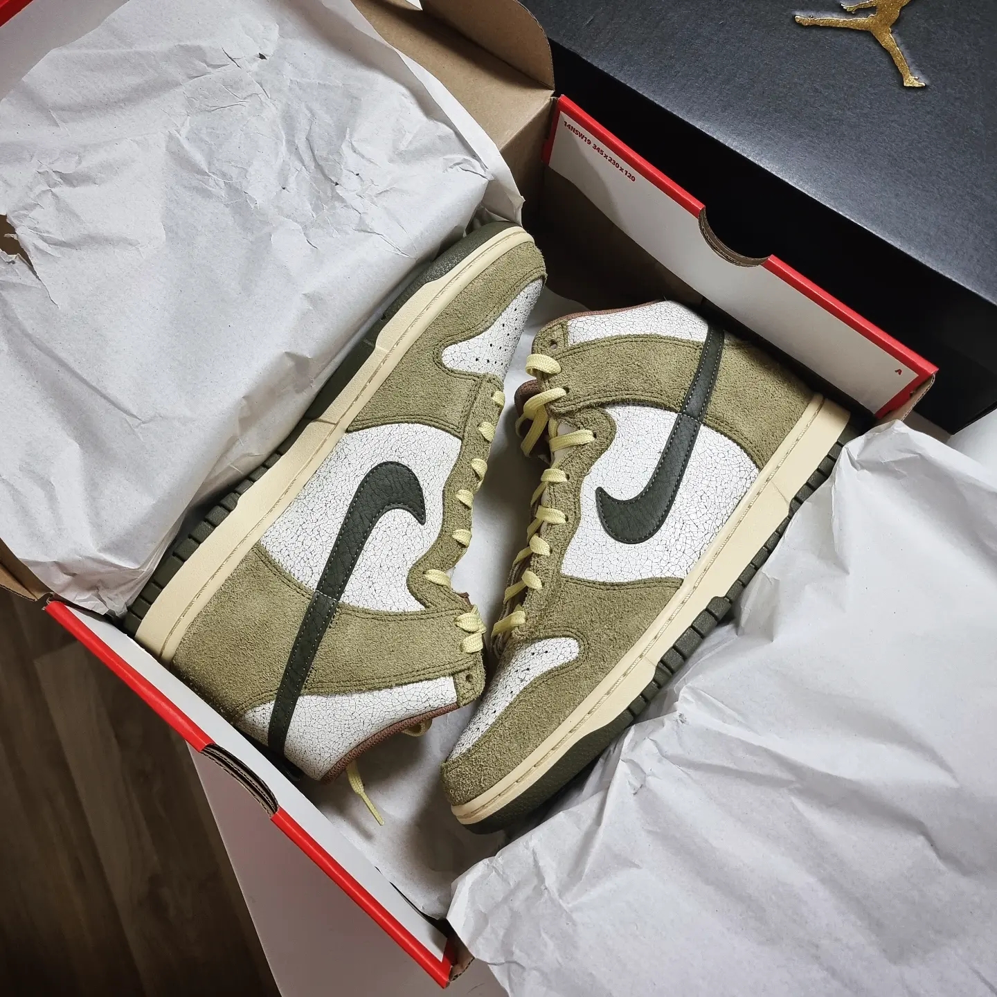 Nike Dunk High Re-Raw Coriander, Jordan 1 x A Ma Maniere Retro High OG SP Sail and Burgundy 착용 스타일 - 2