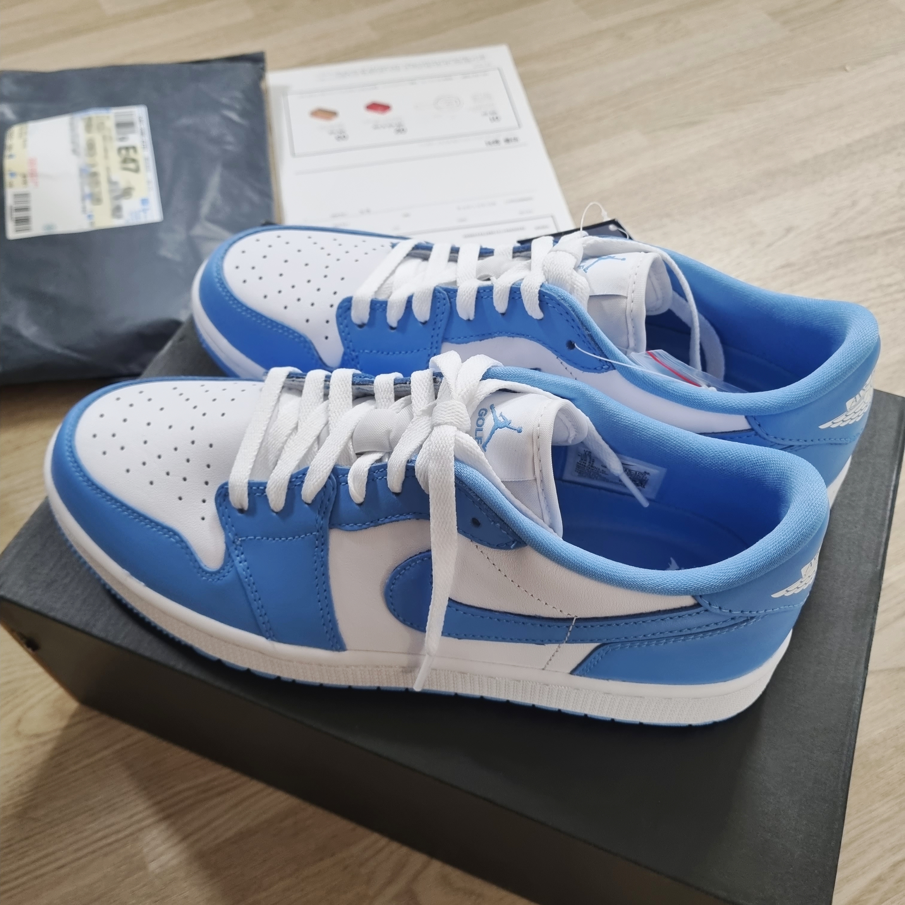 Jordan 1 Low Golf White and University Blue 착용 스타일