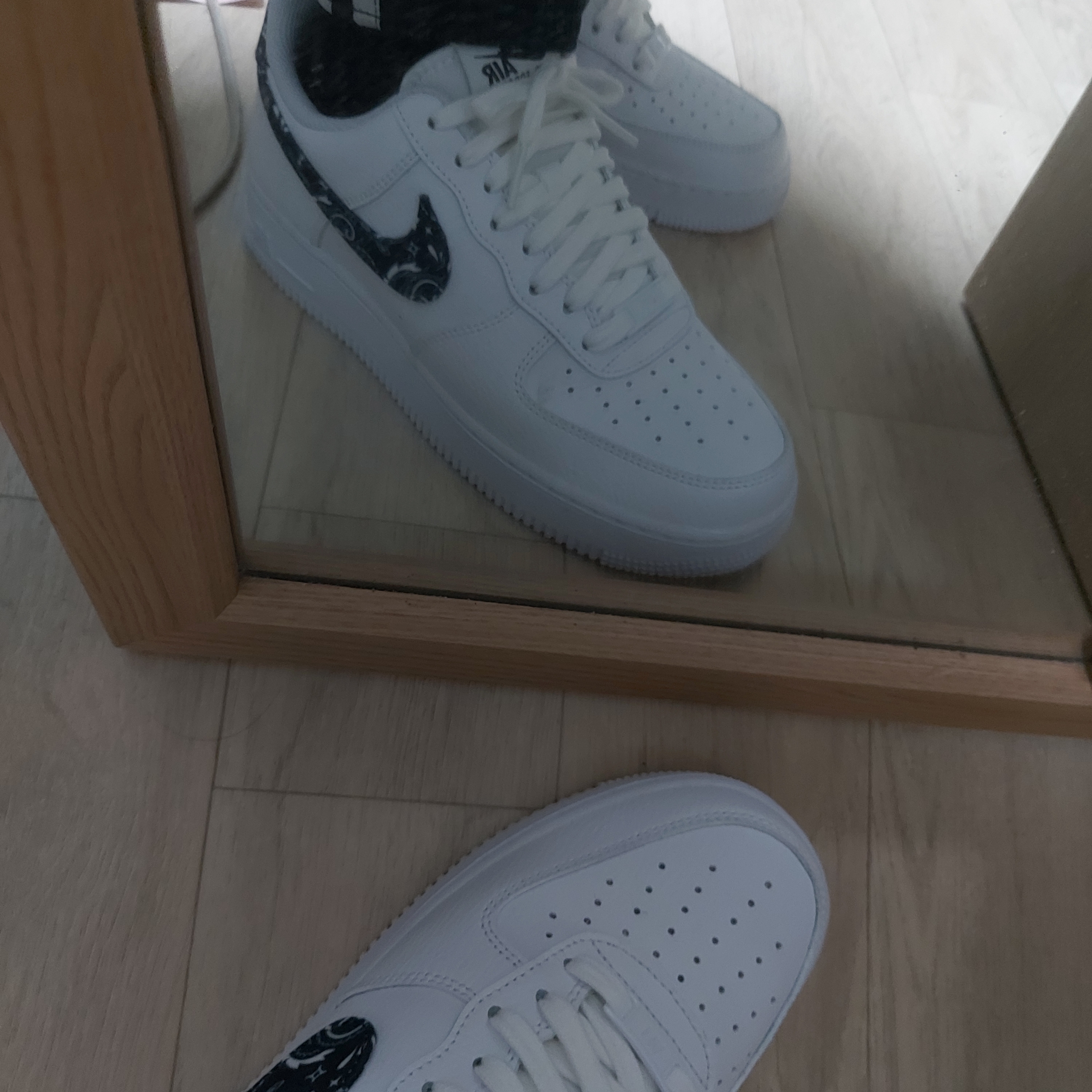 (W) Nike Air Force 1 '07 Essential Paisley Swoosh White Black 착용 스타일