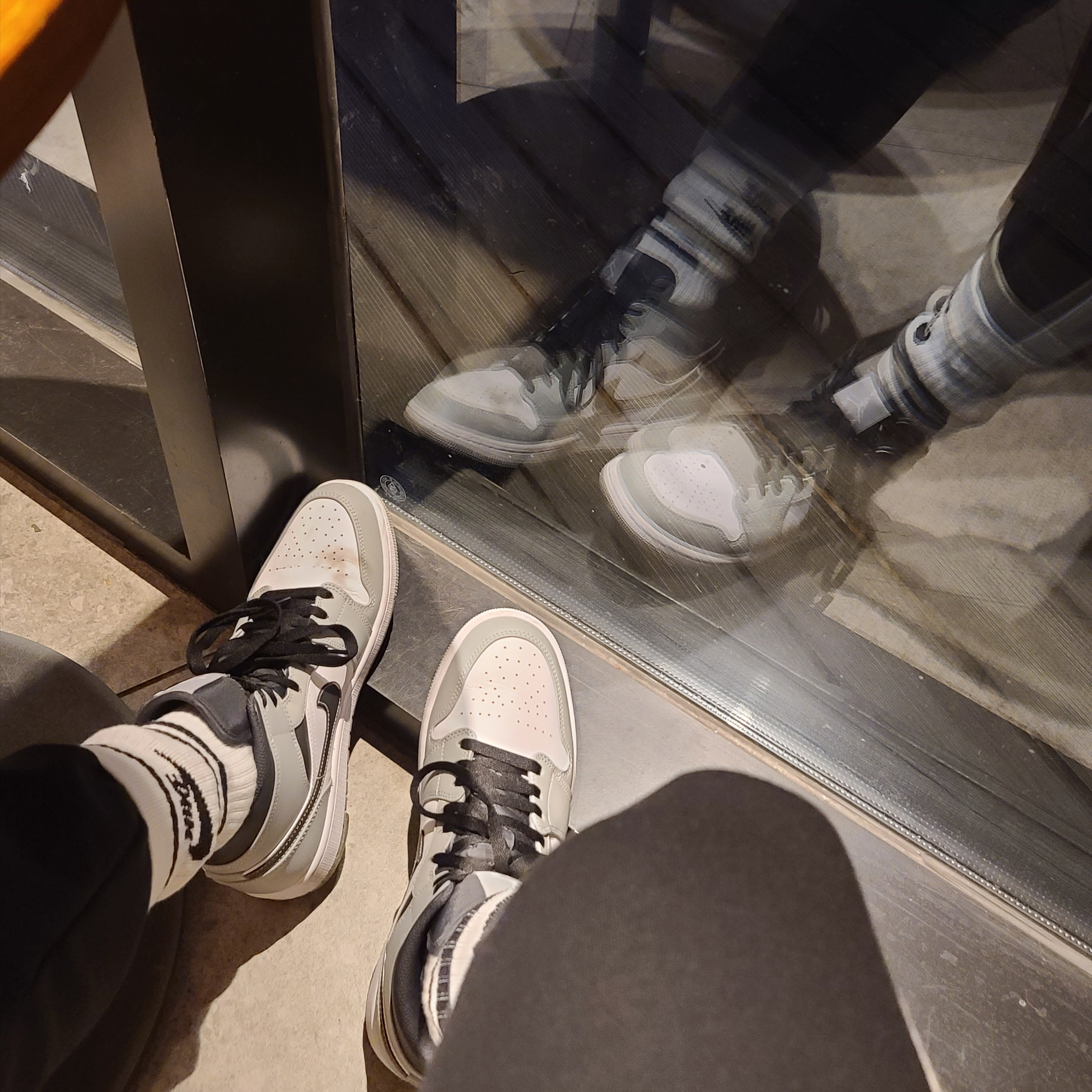 Jordan 1 Mid Light Smoke Grey Anthracite 착용 스타일 - 2