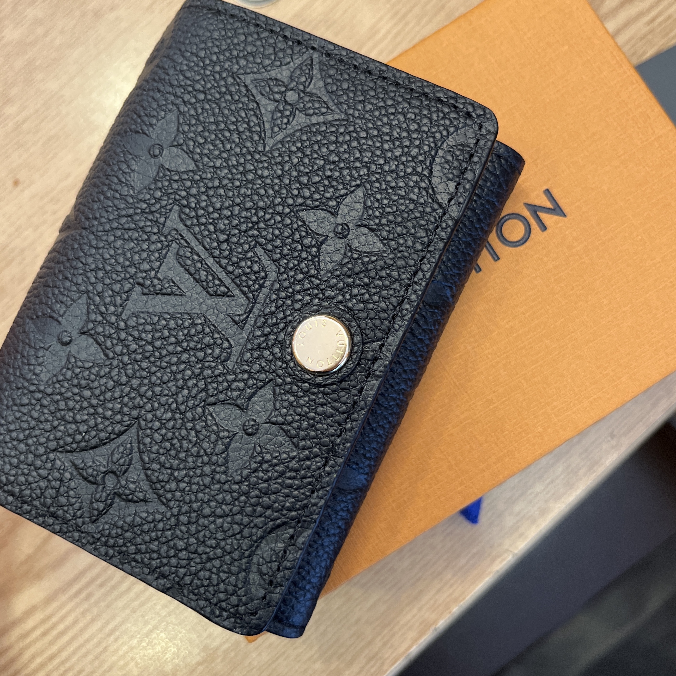 Louis Vuitton Business Card Holder Monogram Embossed Leather Black 착용 스타일