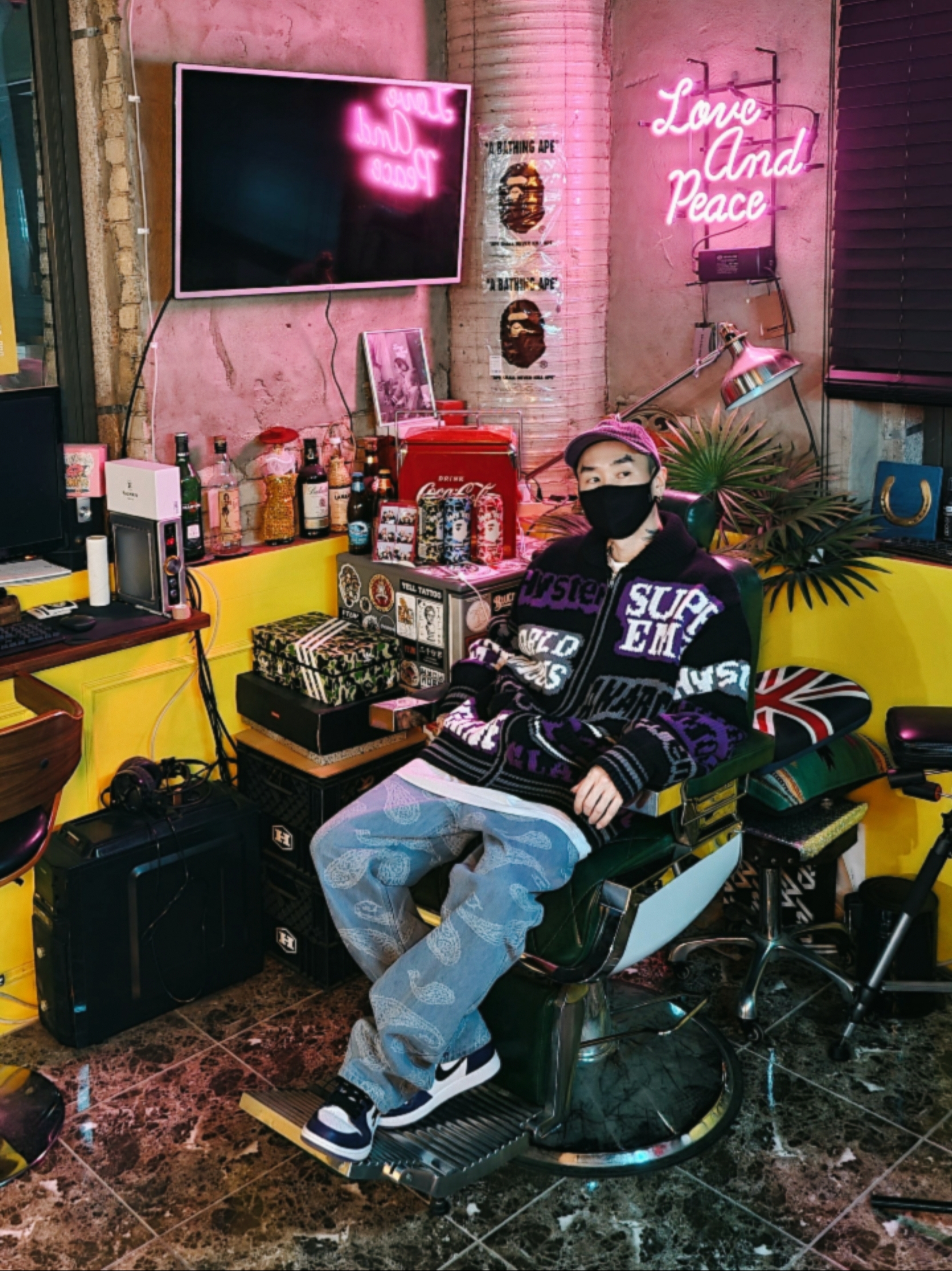 Supreme Ripple Corduroy Small Box 6-Panel Cap Purple - 20FW, Supreme x Hysteric Glamour Logos Zip Up Sweater Black - 21SS 착용 스타일