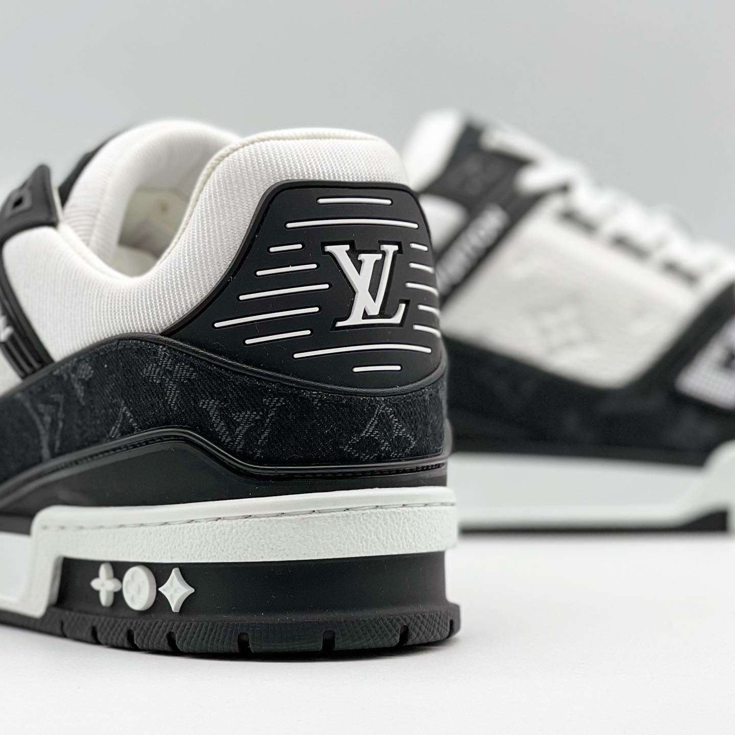 Louis Vuitton LV Trainer Sneakers Monogram Denim Black 착용 스타일 - 3