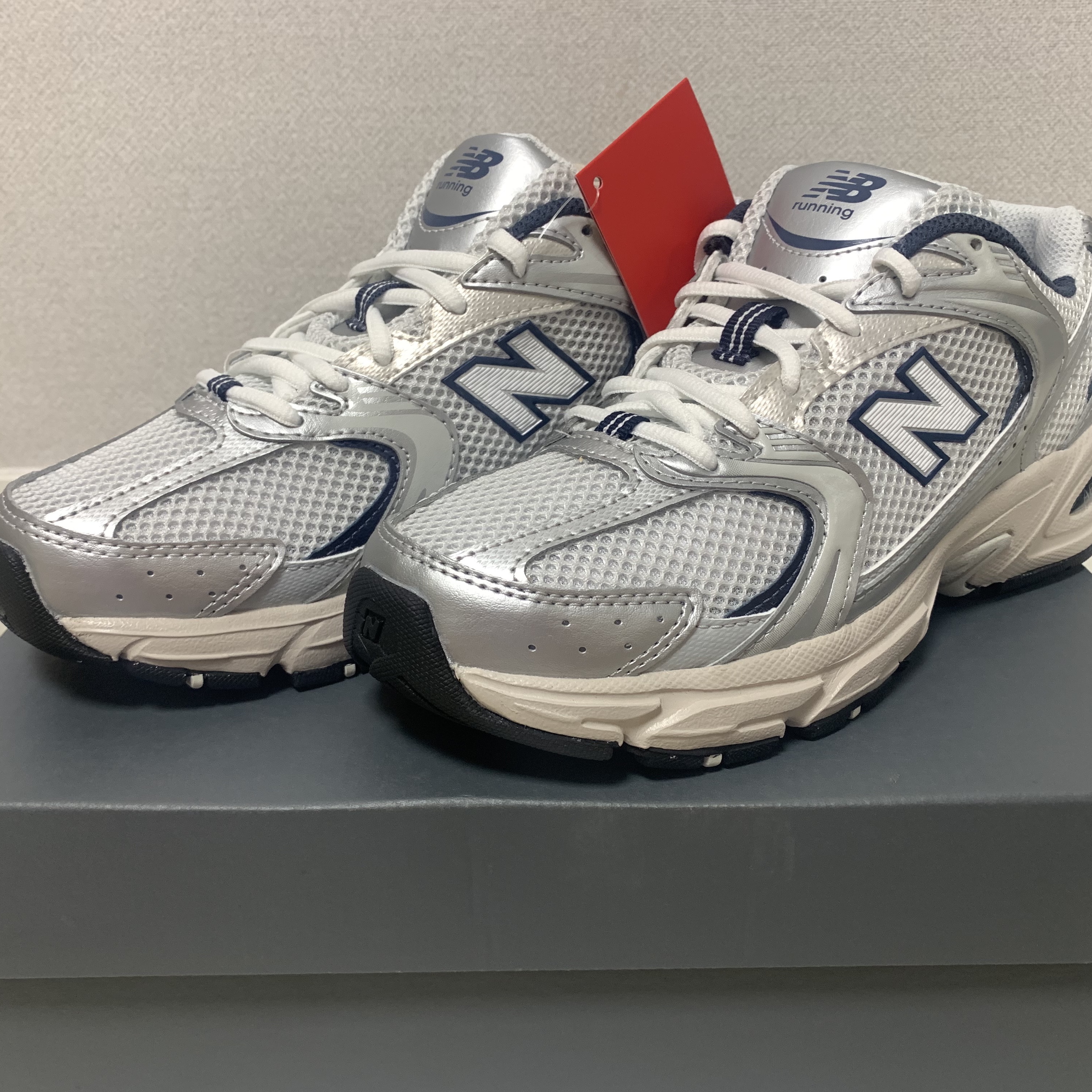 New Balance 530 Steel Grey 착용 스타일 - 2