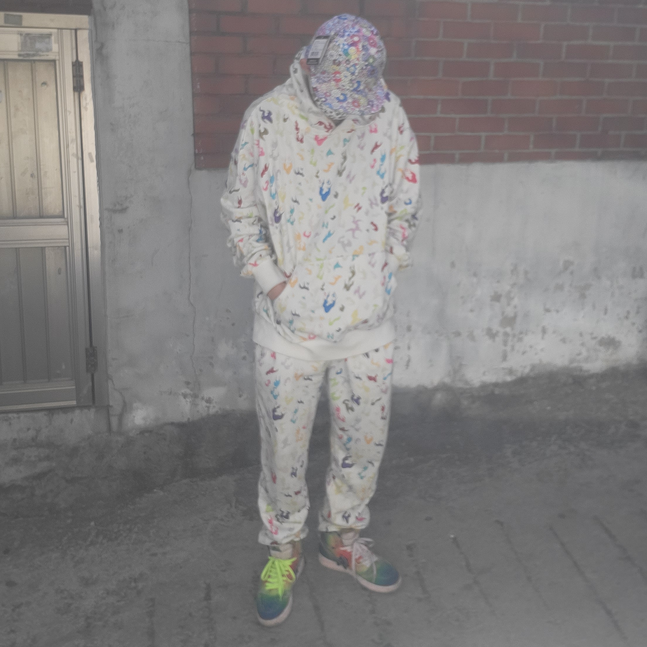 Jordan 1 x J Balvin Retro High OG, New Era x Murakami Takashi Ohana Beanie Black 착용 스타일
