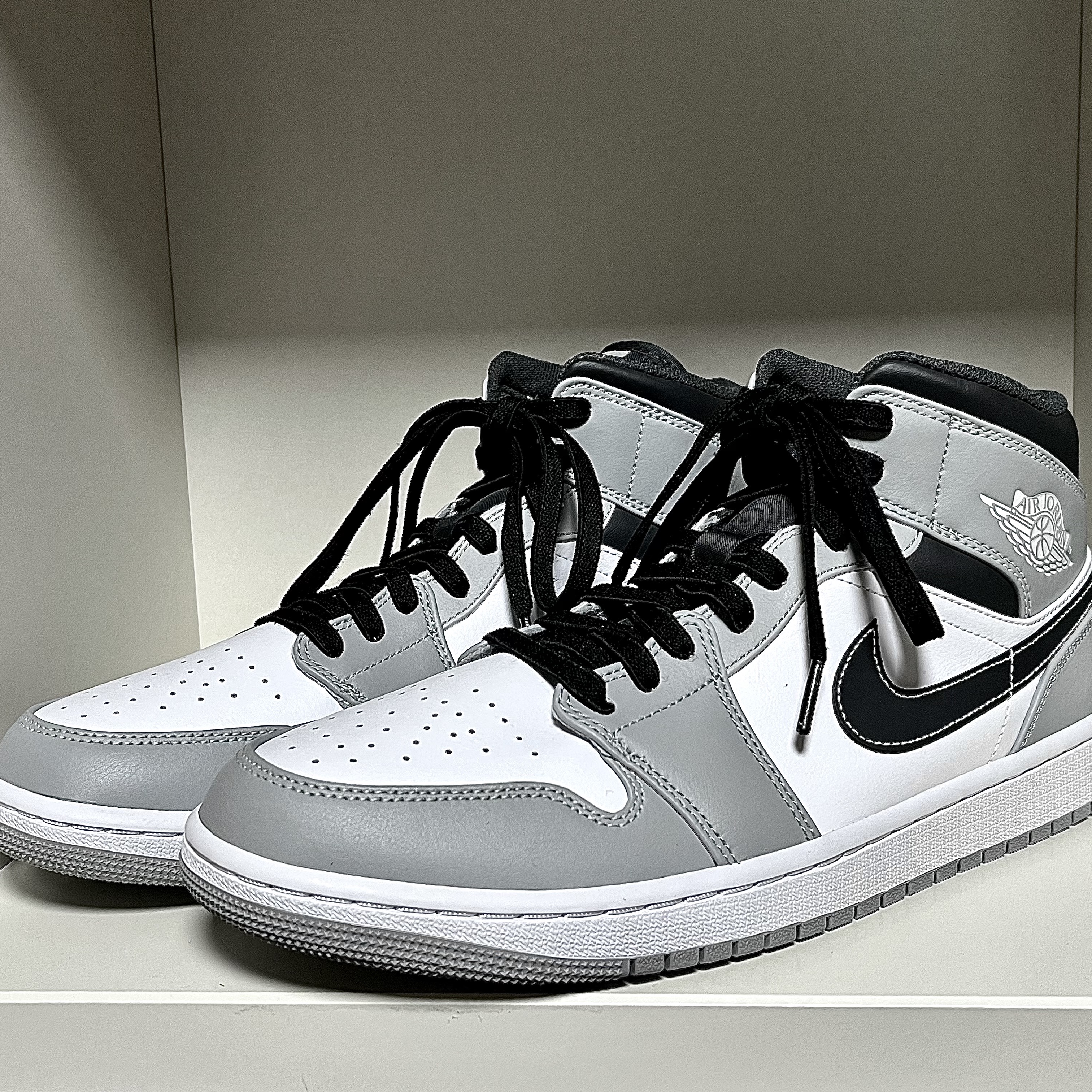 Jordan 1 Mid Light Smoke Grey Anthracite 착용 스타일 - 1