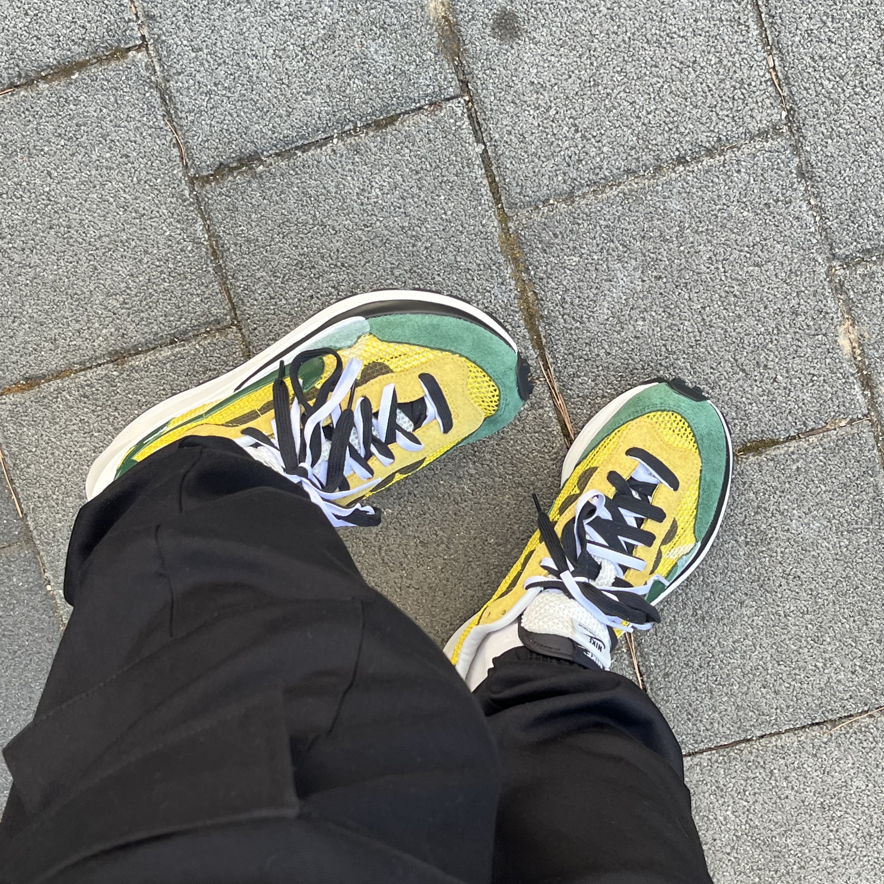 Nike x Sacai VaporWaffle Tour Yellow & Gorge Green Sail 착용 스타일