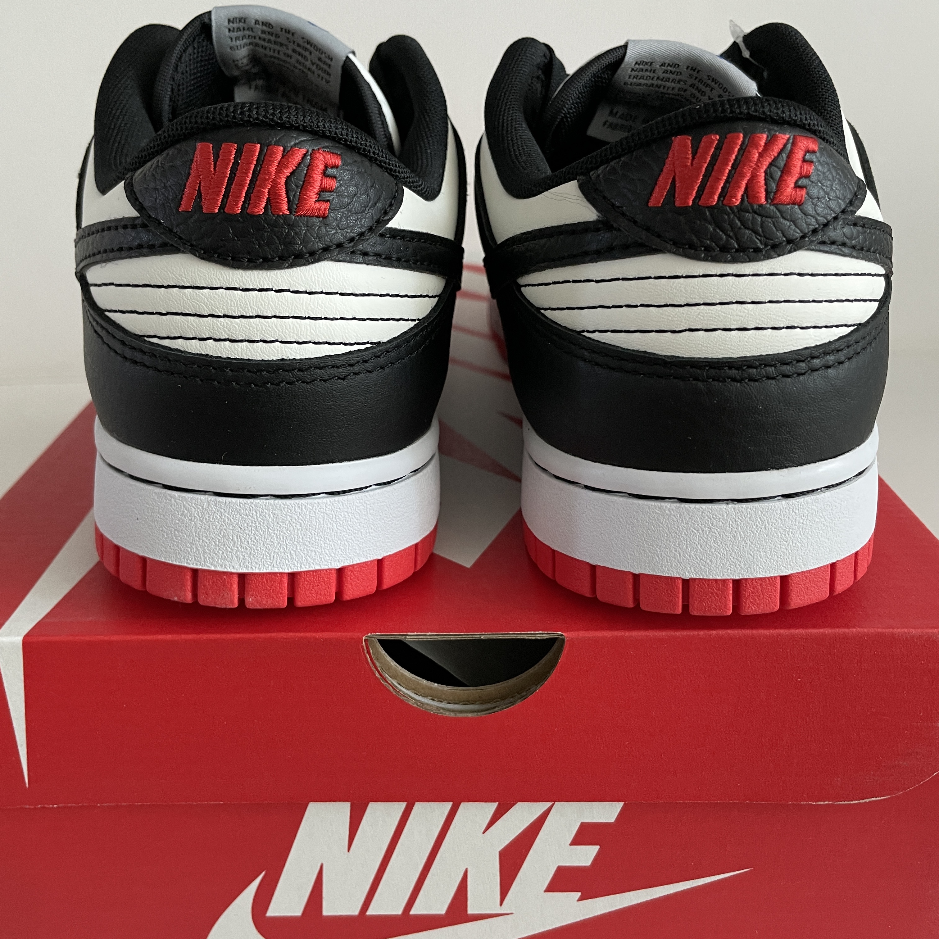 Nike x NBA Dunk Low Retro EMB Black and Chile Red 착용 스타일 - 2