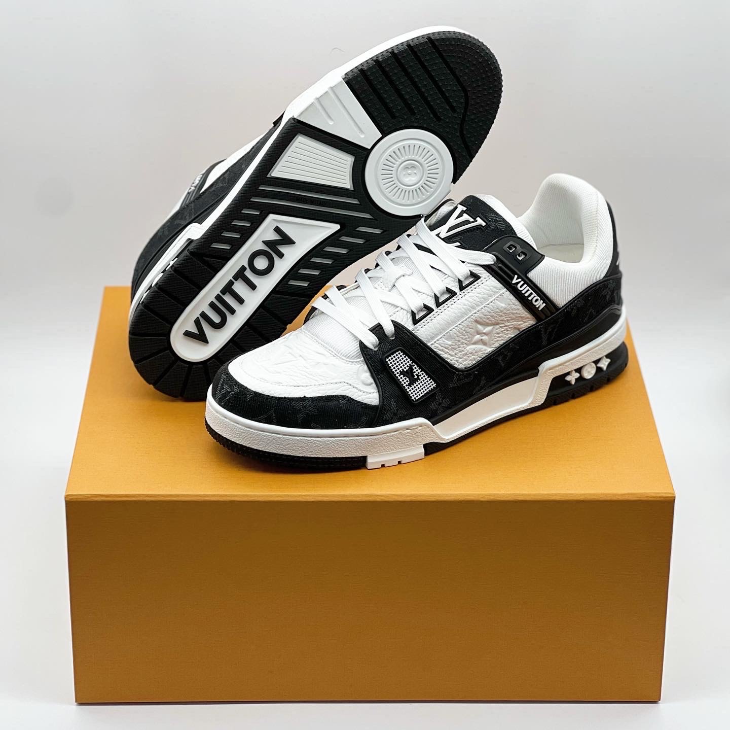 Louis Vuitton LV Trainer Sneakers Monogram Denim Black 착용 스타일 - 1