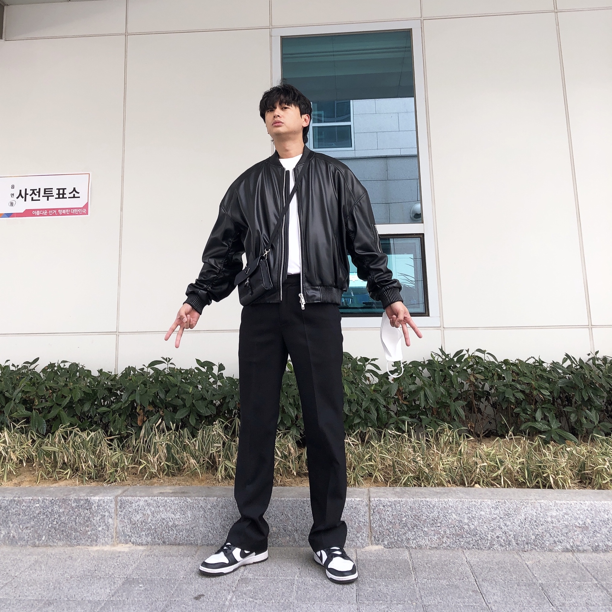 Nike Dunk Low Retro Black, Prada Re-Nylon and Saffiano Leather Smartphone Case Black 착용 스타일