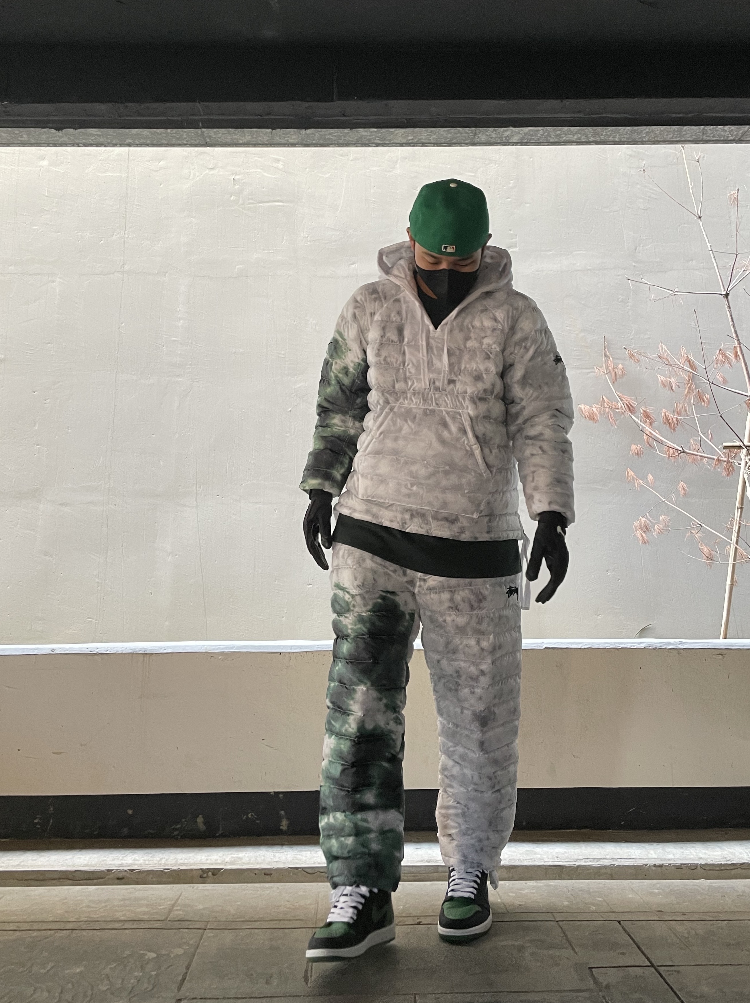 Nike x Drake Nocta Gloves Black, Essentials x New Era Sized Cap Kelly Green 착용 스타일 - 1