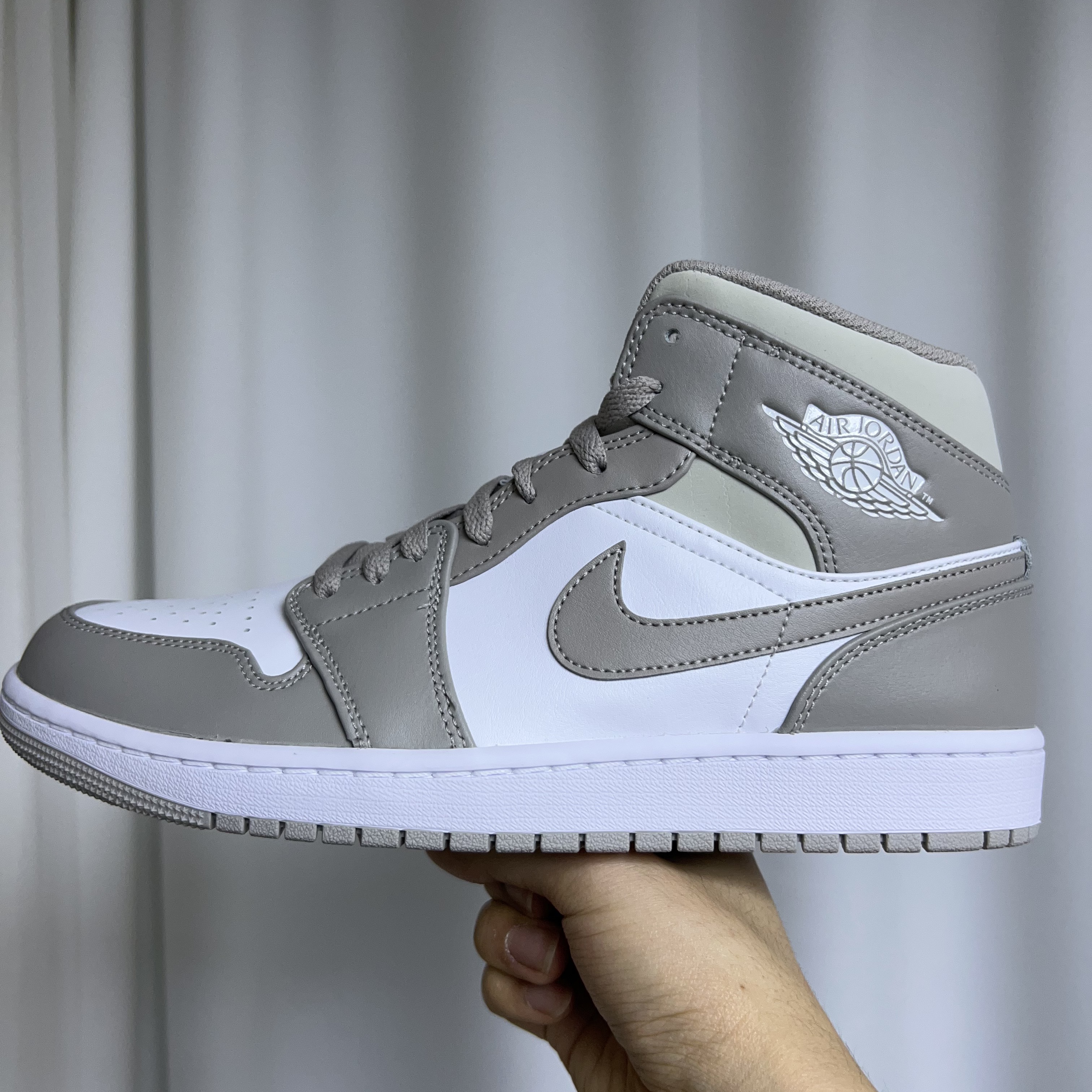 Jordan 1 Mid College Grey 착용 스타일 - 1