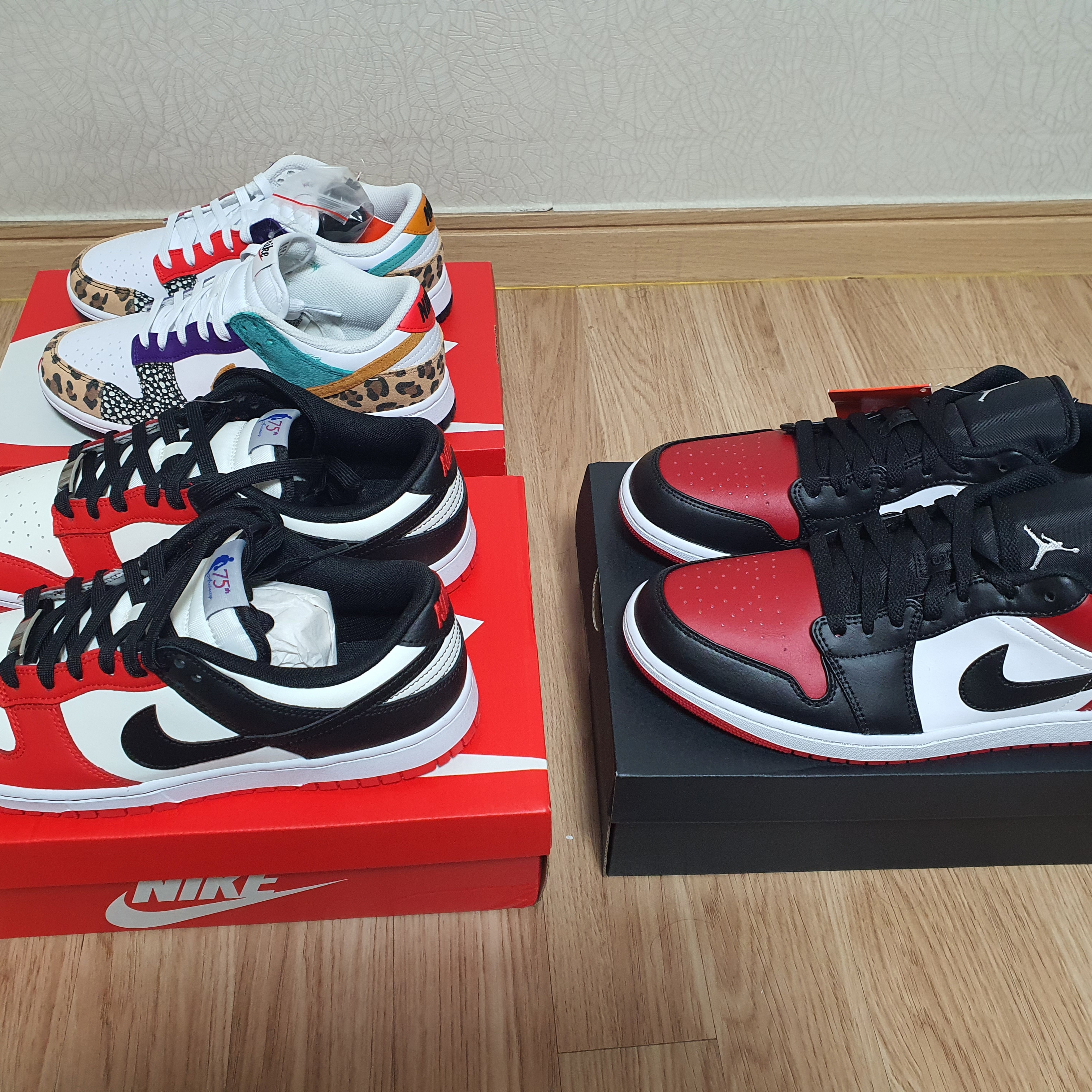 (W) Nike Dunk Low SE Patchwork, Nike x NBA Dunk Low Retro EMB Black and Chile Red 착용 스타일 - 3
