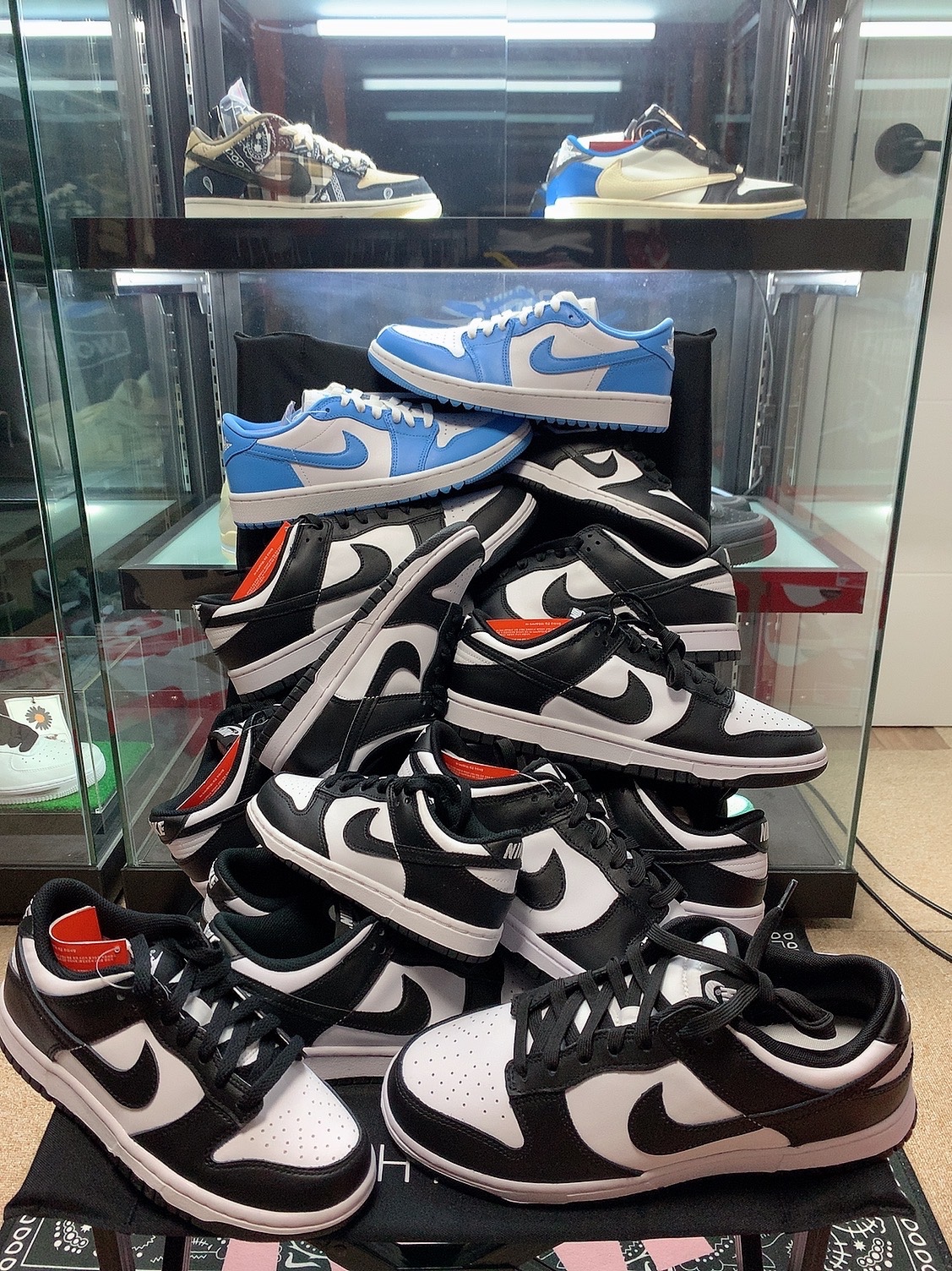Nike Dunk Low Retro Black, Jordan 1 Low Golf White and University Blue 착용 스타일