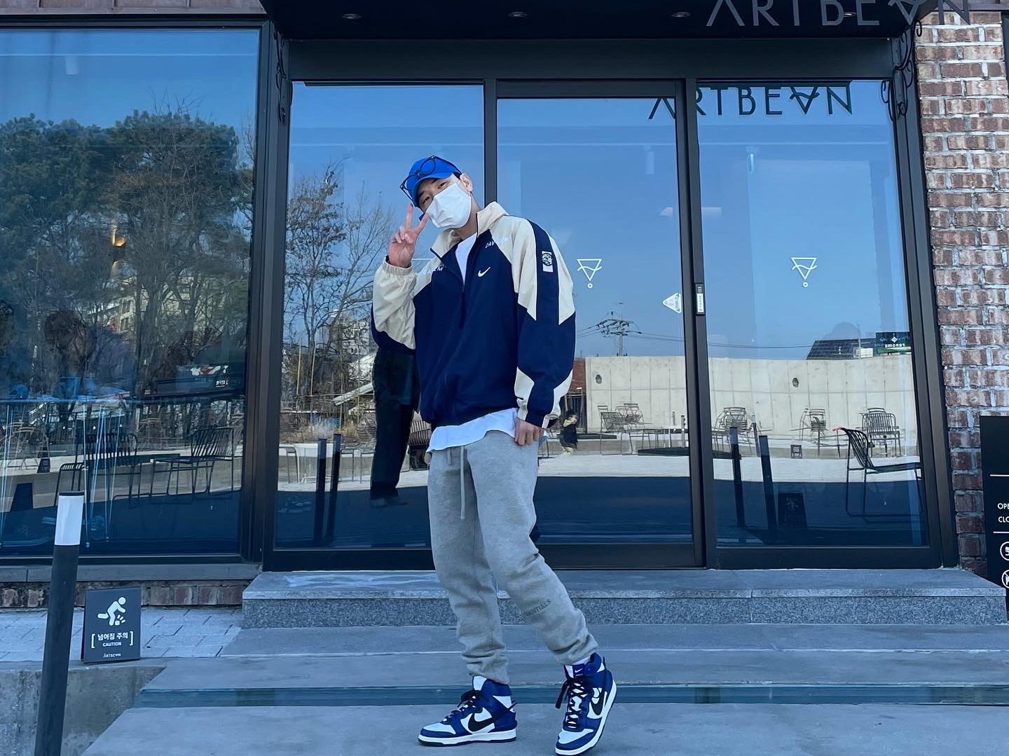 Nike x Cav Empt Track Jacket Navy, Essentials The Core Collection Sweatpants Heather Oatmeal 착용 스타일