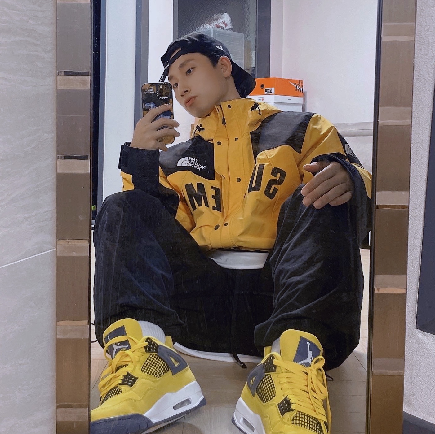 Jordan 4 Retro Tour Yellow, Supreme x The North Face Arc Logo Mountain Parka Yellow - 19SS 착용 스타일