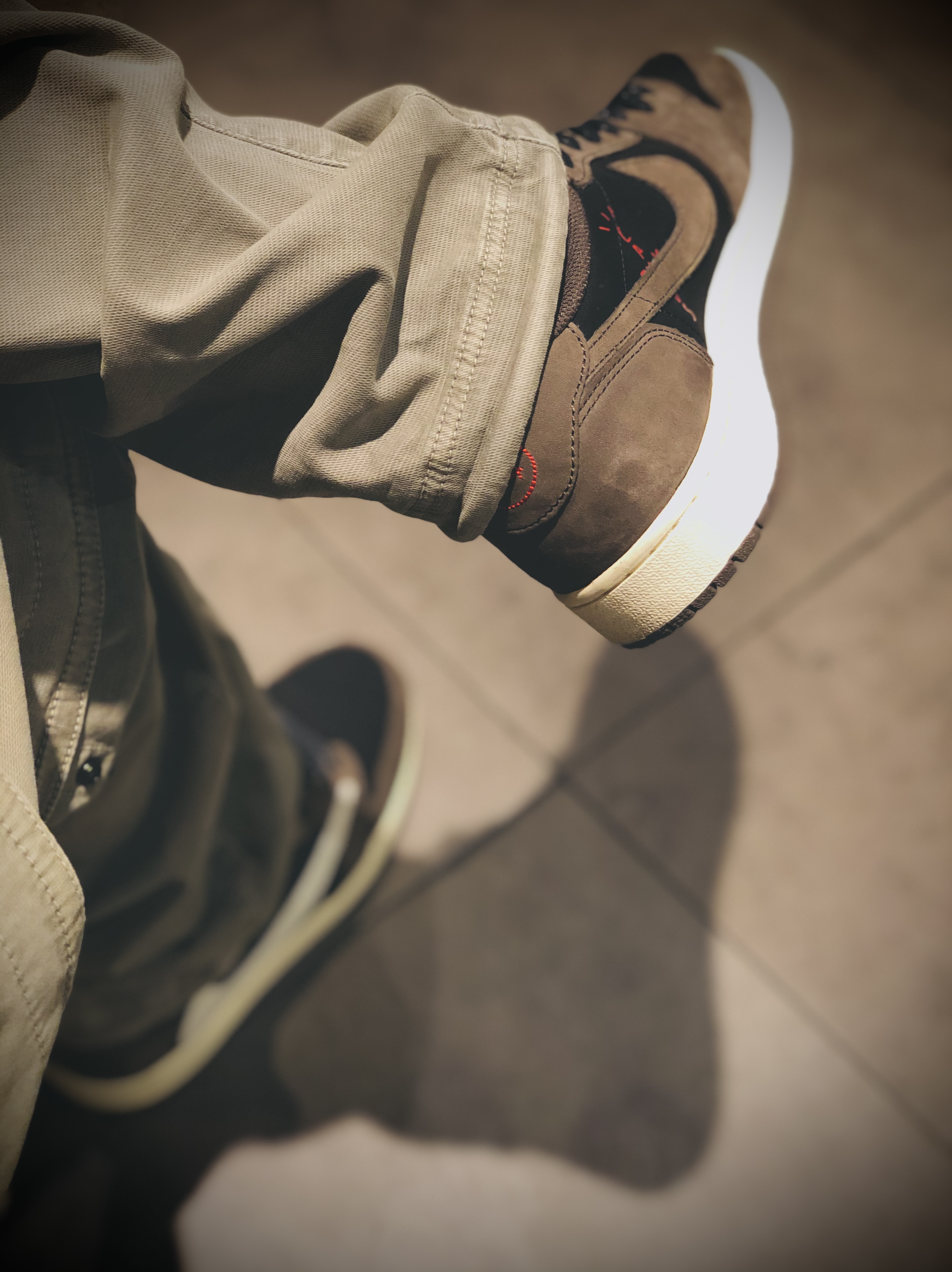 Jordan 1 x Travis Scott Retro Low OG SP Mocha 착용 스타일 - 3