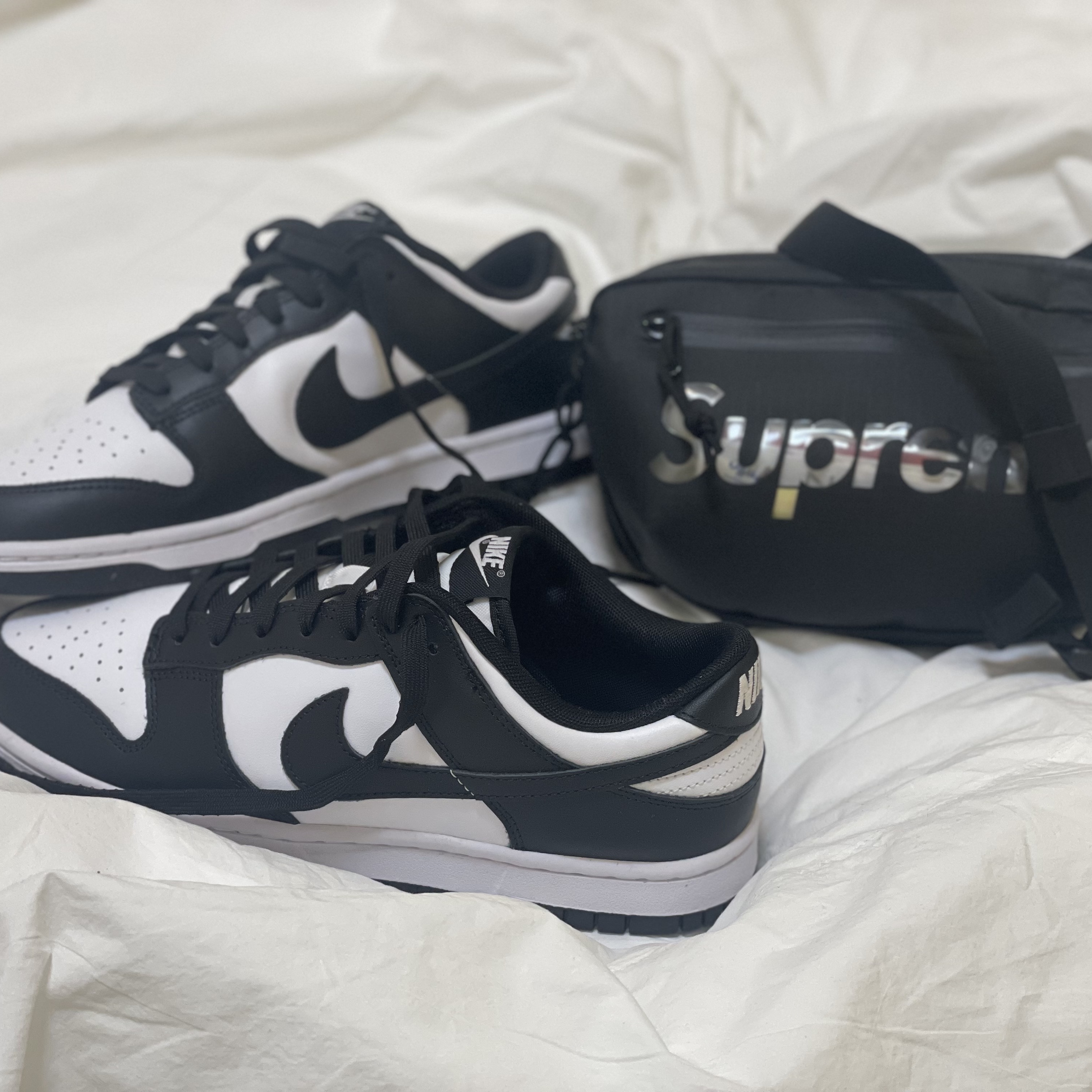 Nike Dunk Low Retro Black, Supreme Waist Bag Black - 21SS 착용 스타일