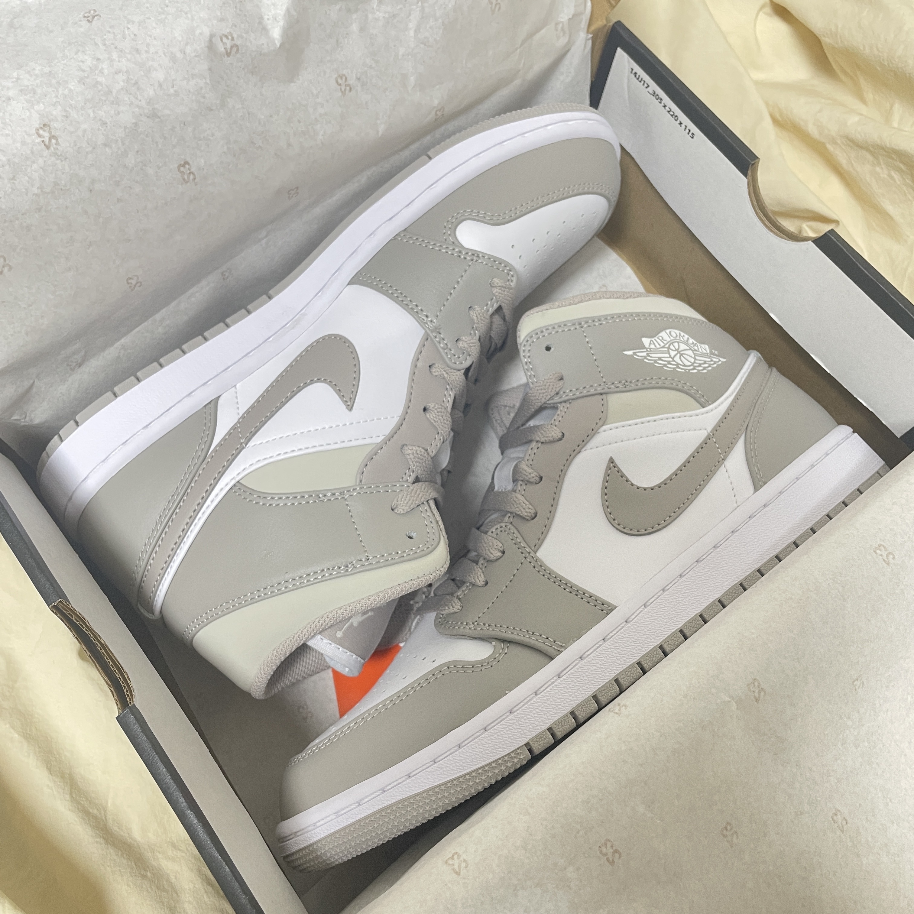 Jordan 1 Mid College Grey 착용 스타일