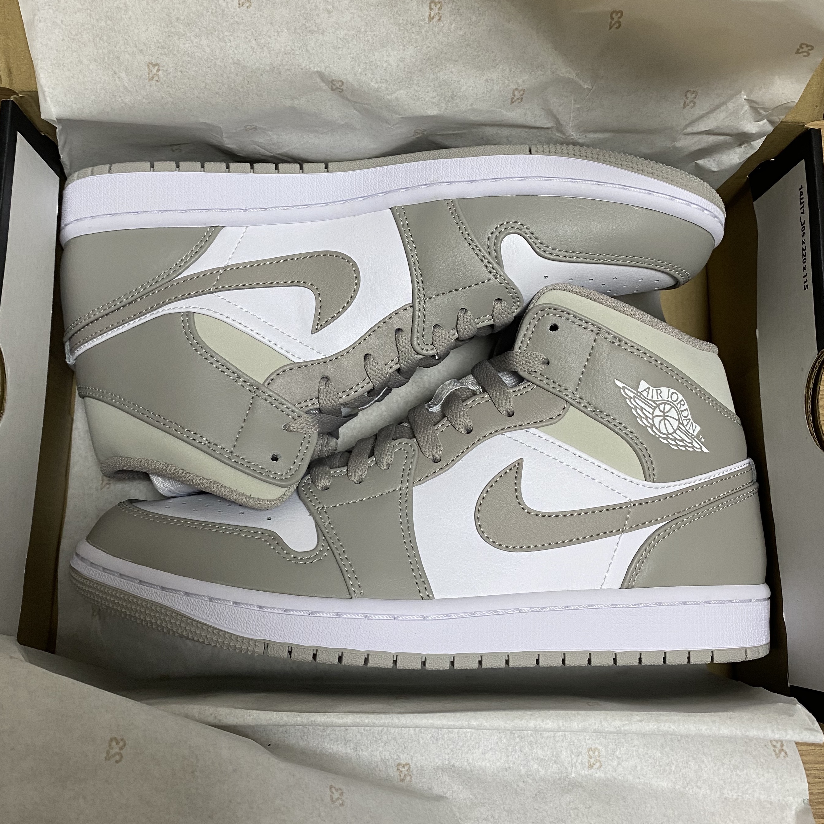 Jordan 1 Mid College Grey 착용 스타일
