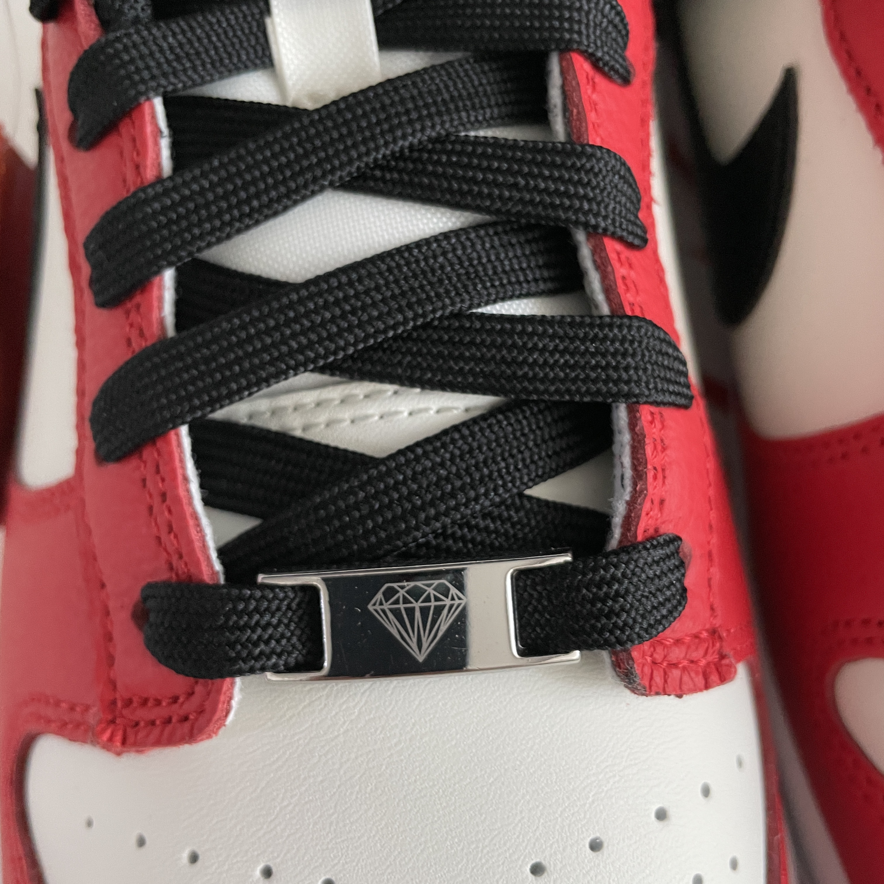 Nike x NBA Dunk Low Retro EMB Black and Chile Red 착용 스타일 - 3