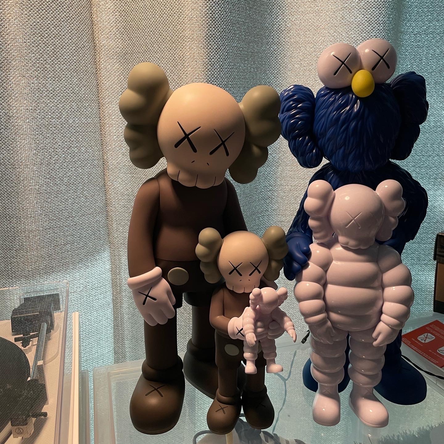 Kaws Family Vinyl Figure Brown Blue White, Kaws Companion Open Edition Vinyl Figure Blush 착용 스타일 - 1