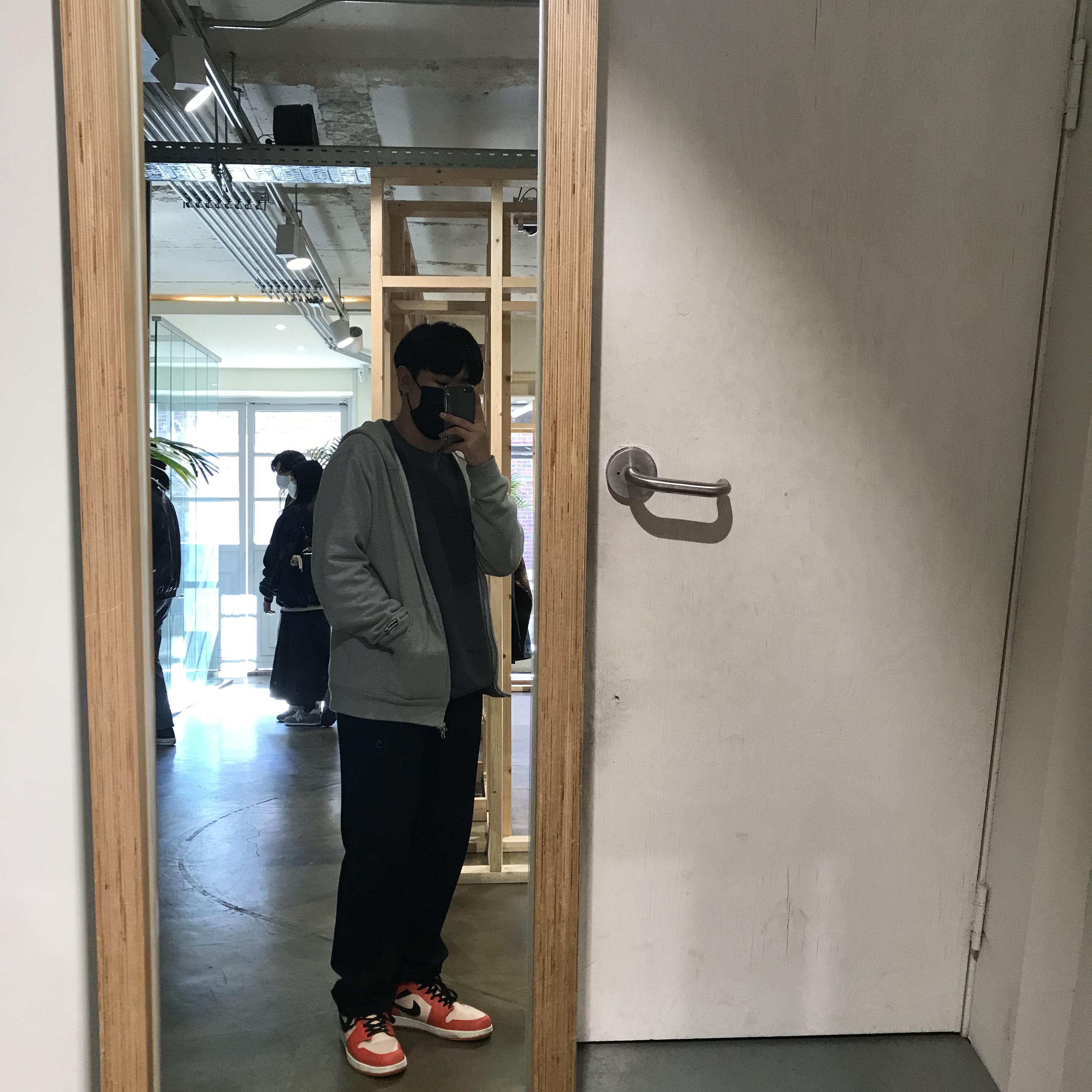 Jordan 1 Mid Team Orange Black 착용 스타일