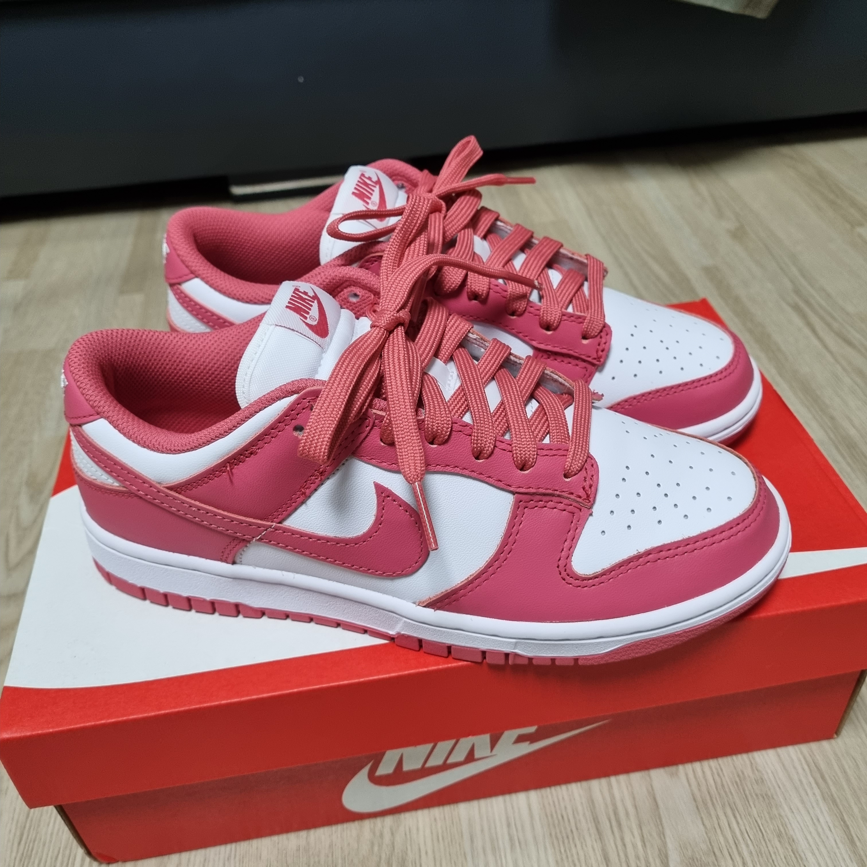 (W) Nike Dunk Low Archeo Pink 착용 스타일 - 1