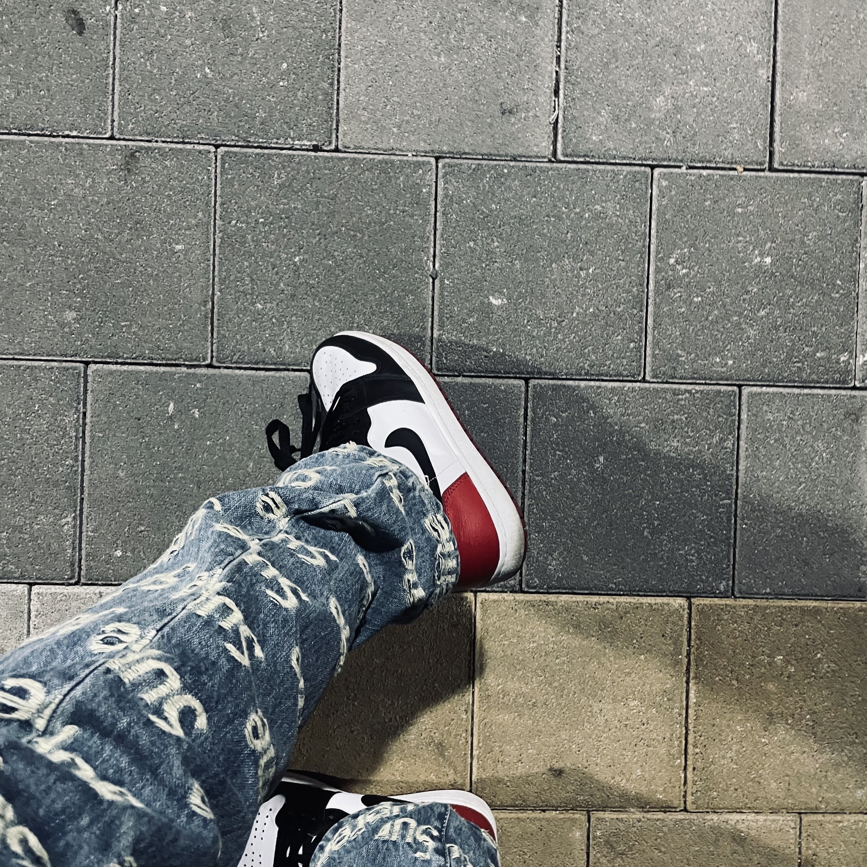 Jordan 1 Retro High OG Black Toe 2016, Supreme Frayed Logos Regular Jean Blue - 21SS 착용 스타일