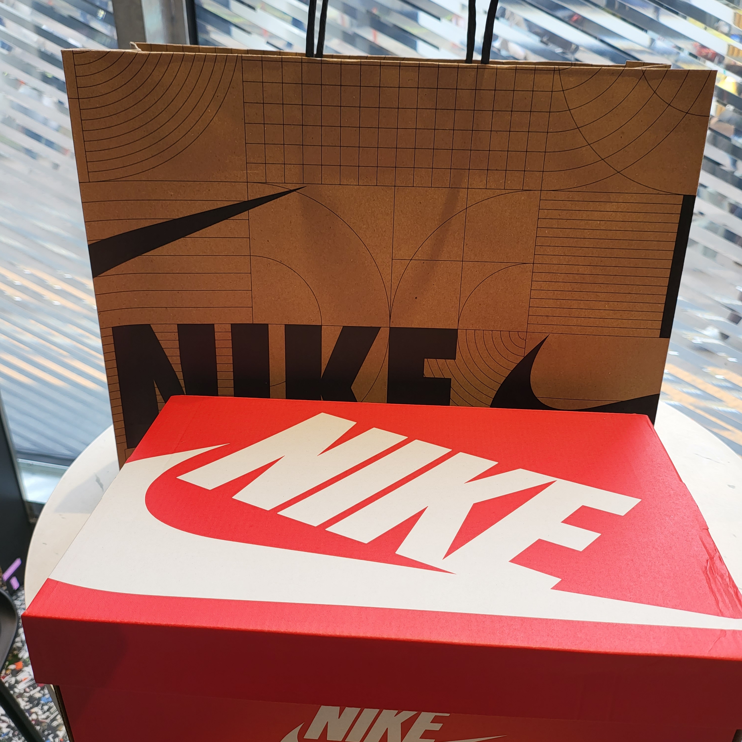 Nike x NBA Dunk Low Retro EMB Black and Chile Red 착용 스타일 - 2