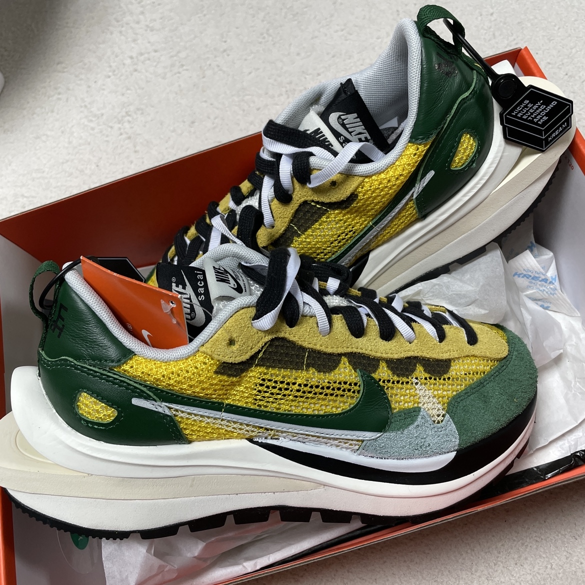 Nike x Sacai VaporWaffle Tour Yellow & Gorge Green Sail 착용 스타일