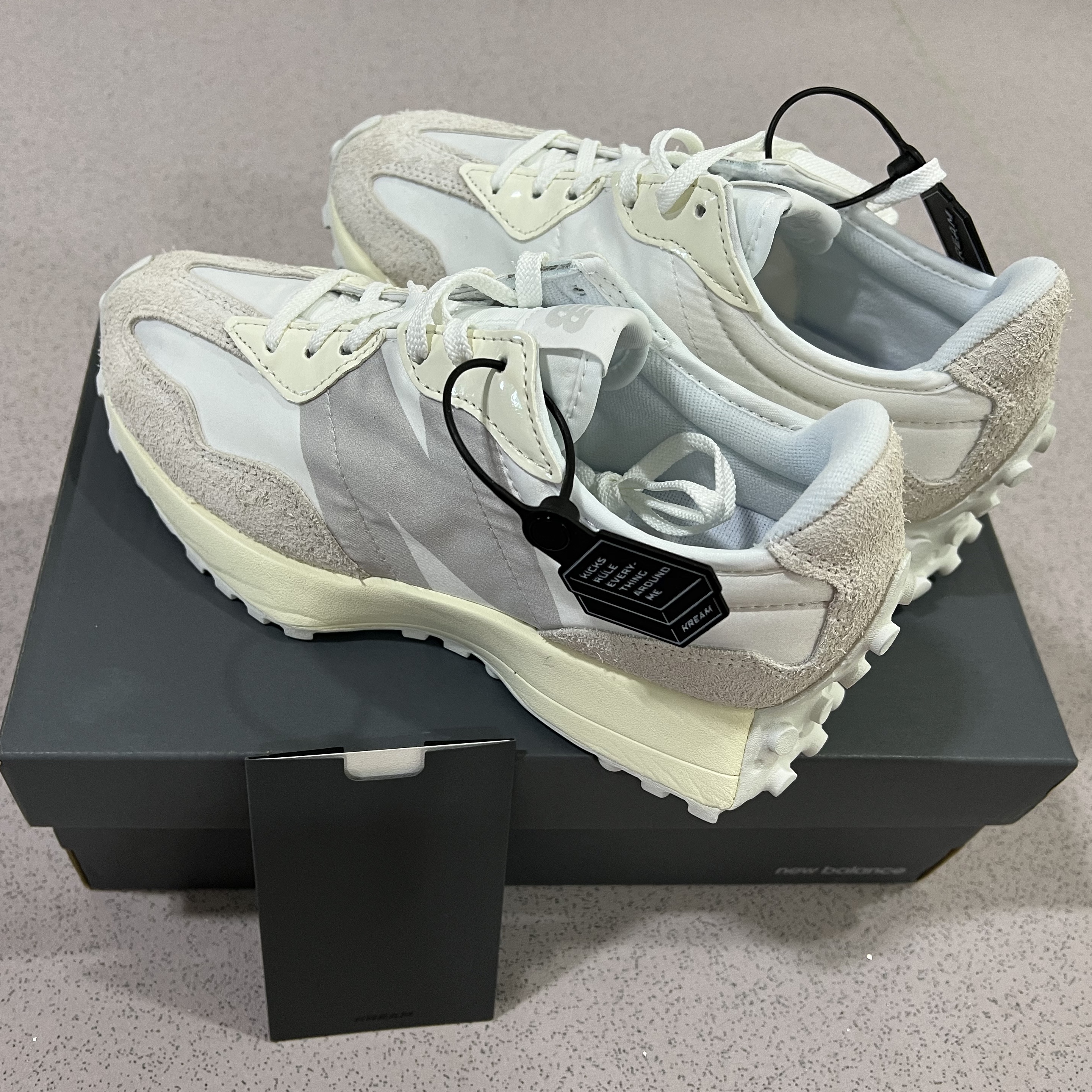 (W) New Balance 327 White Moonbeam 착용 스타일