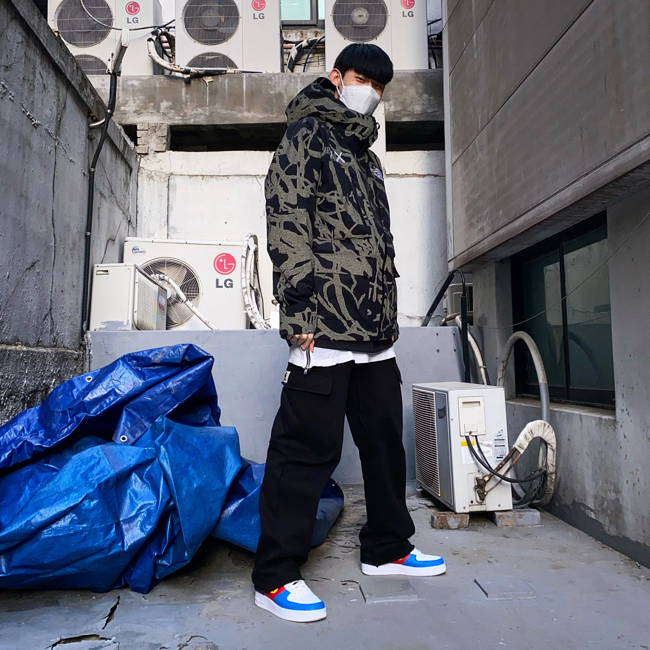 Nike x UNO Air Force 1 '07 QS White Yellow Zest, The North Face x Kaws Freeride Jacket Black Dragline Print 착용 스타일