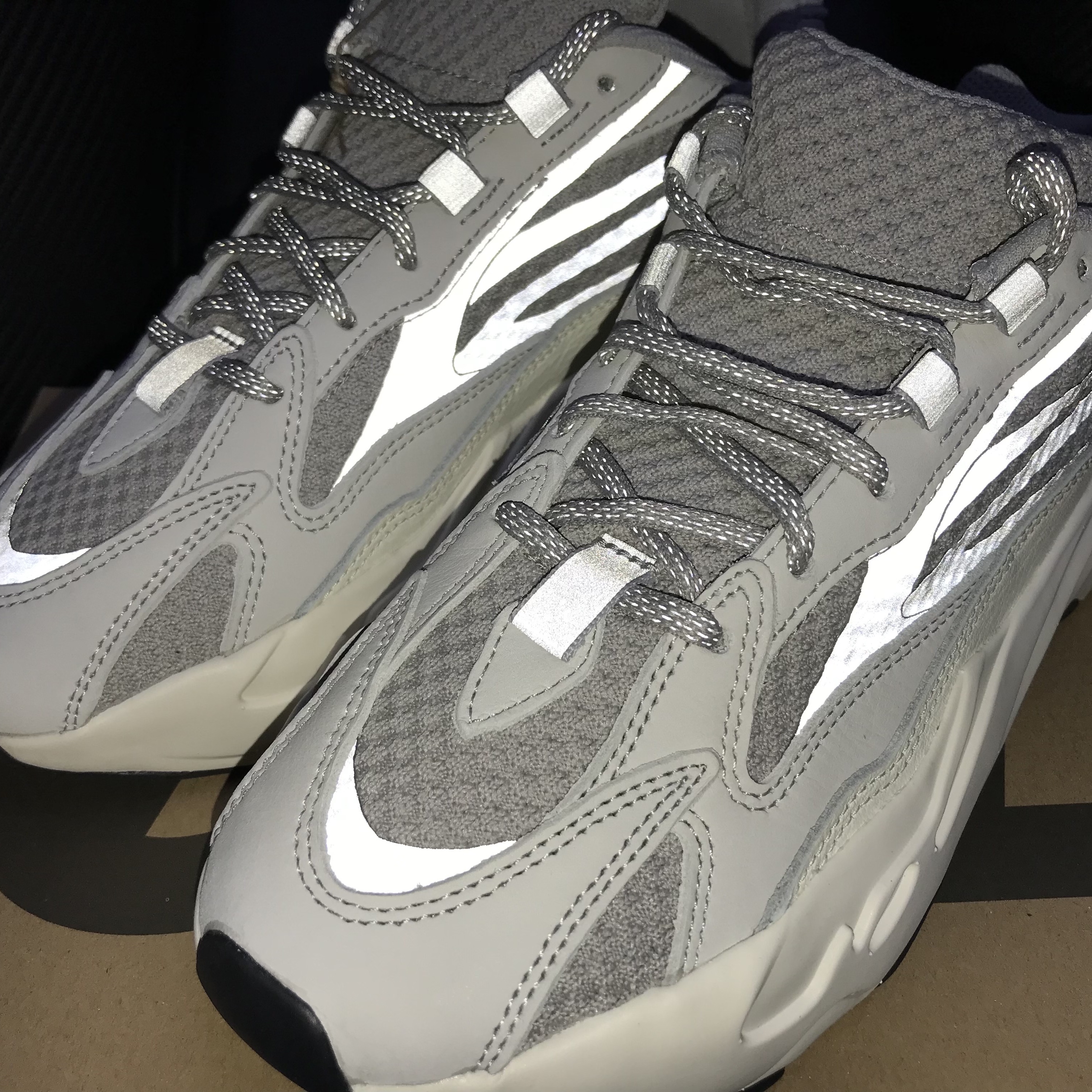 Adidas Yeezy Boost 700 V2 Static 2022 착용 스타일 - 2