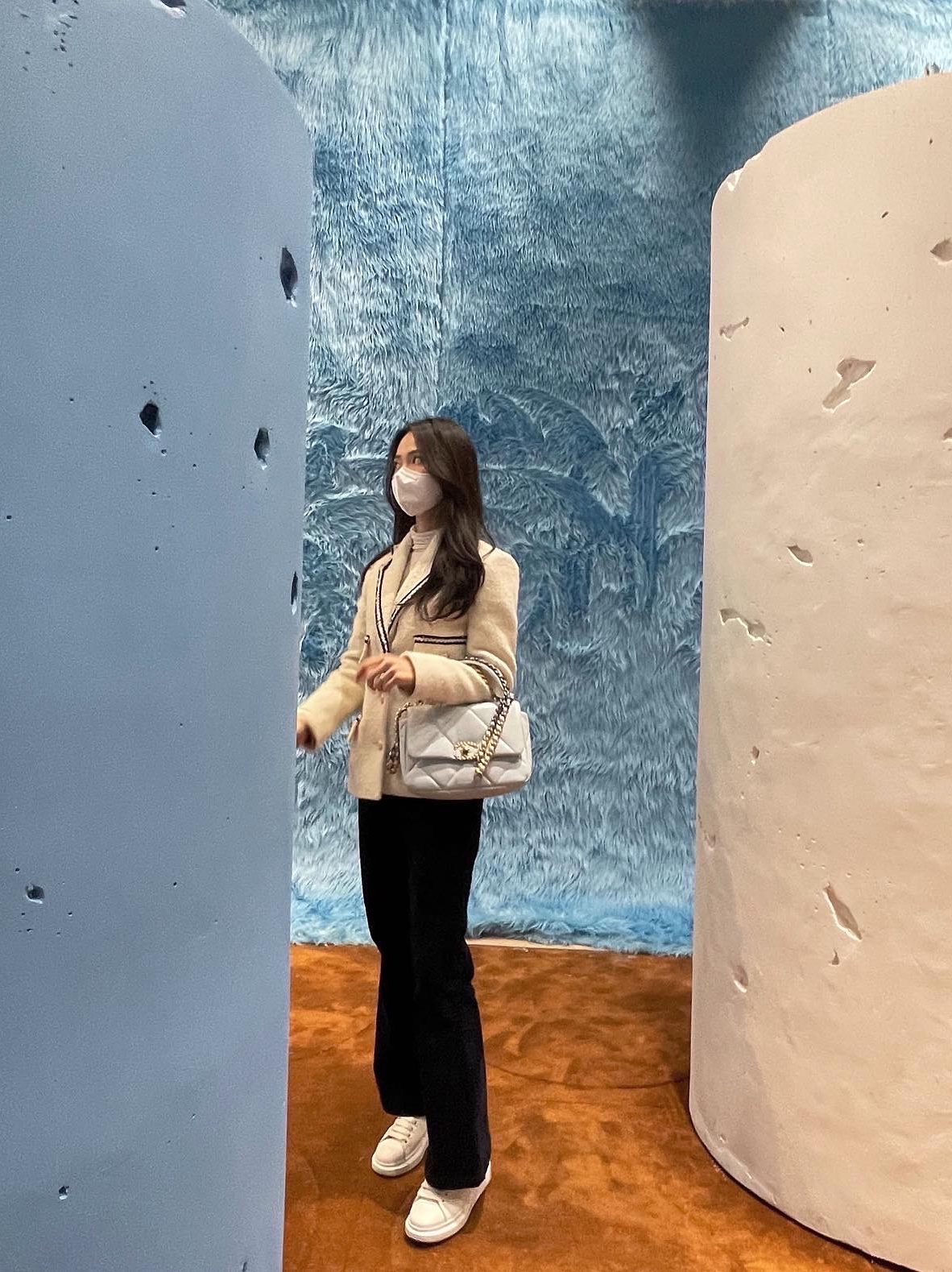 Chanel Medium 19 Handbag Lambskin & Gold Beige, Alexander McQueen Oversized Sneakers White Grey 착용 스타일 - 2