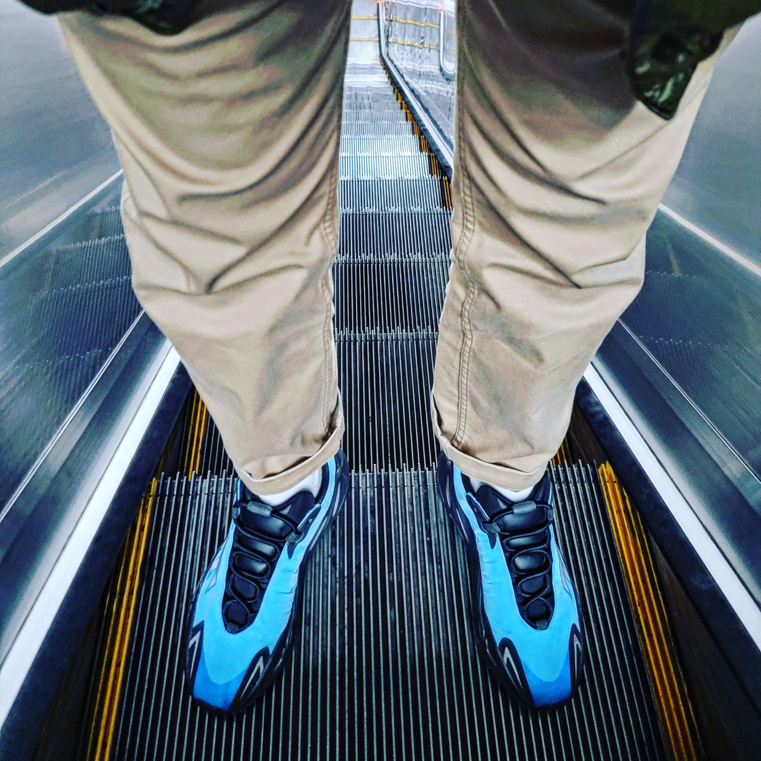 Adidas Yeezy Boost 700 MNVN Bright Cyan 착용 스타일