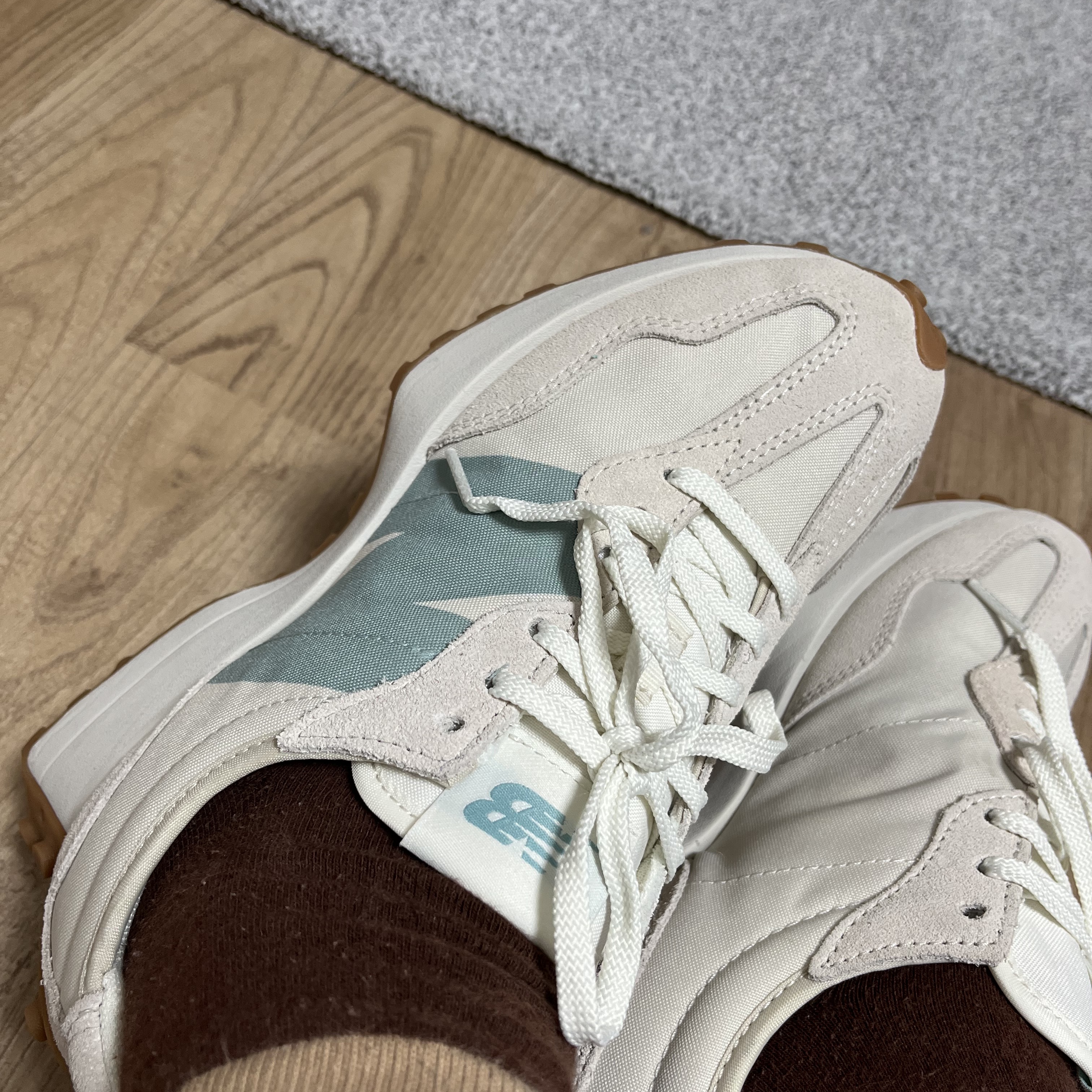 (W) New Balance 327 Moonbeam Storm Blue 착용 스타일 - 2