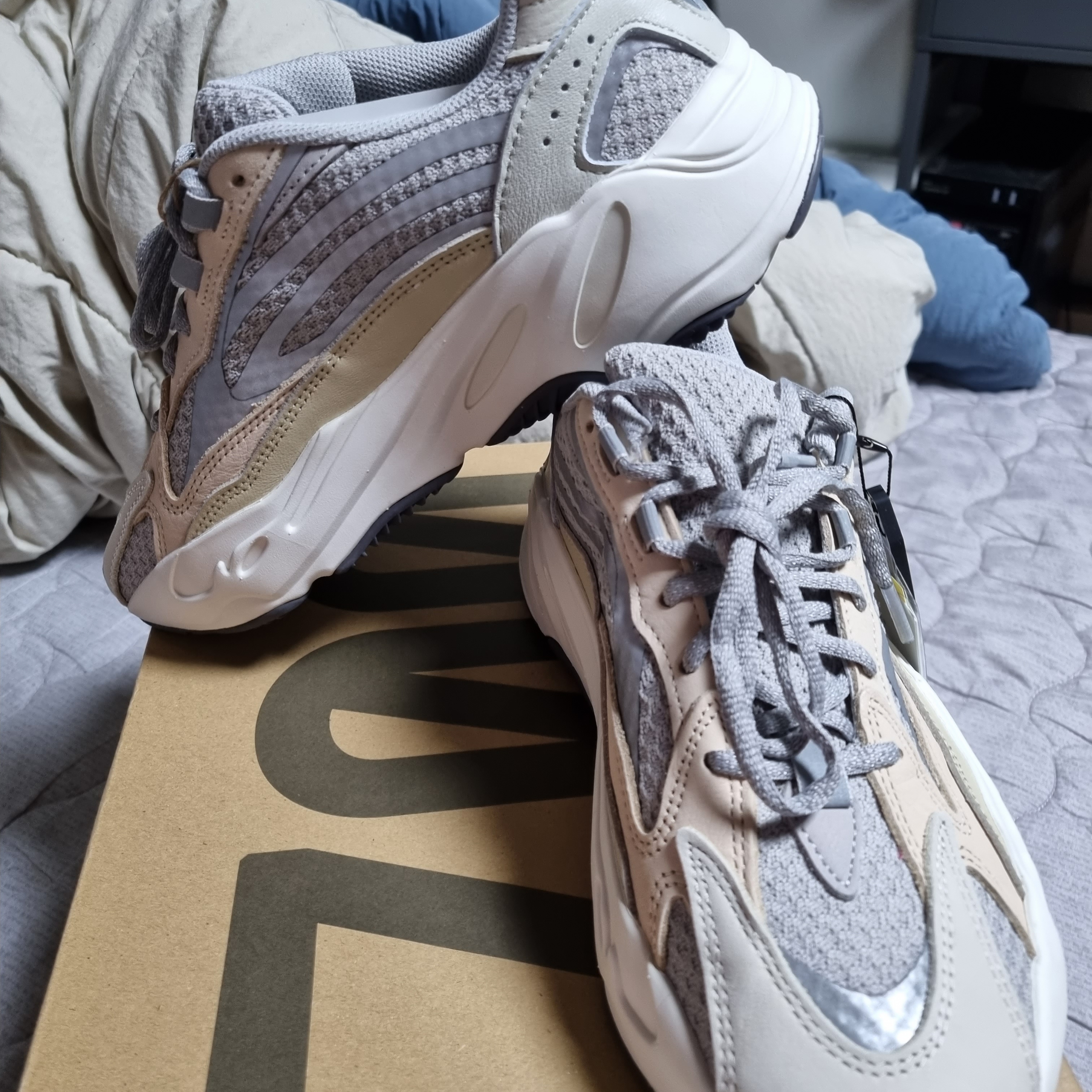 Adidas Yeezy Boost 700 V2 Cream 착용 스타일 - 2