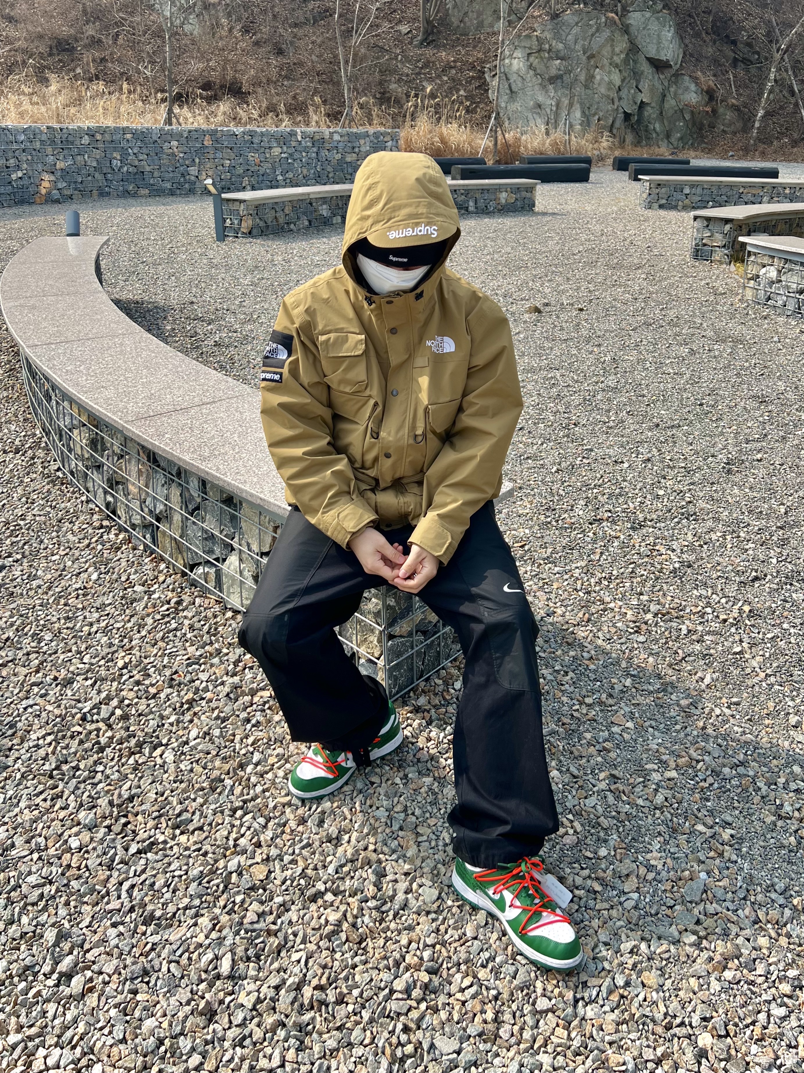 Supreme x The North Face Cargo Jacket Gold - 20SS, Nike x Off-White NRG Pants Black 착용 스타일 - 1