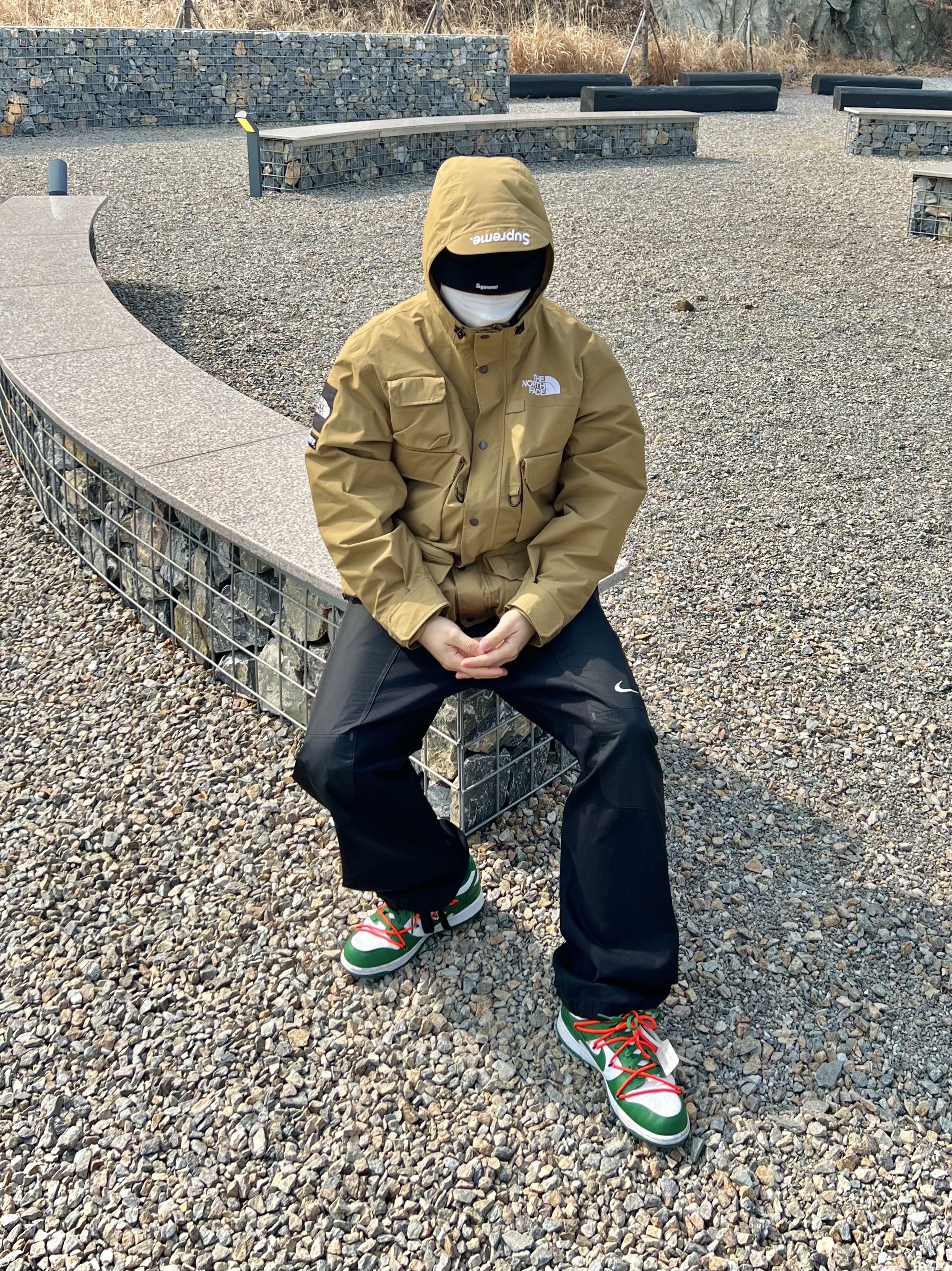 Supreme x The North Face Cargo Jacket Gold - 20SS, Nike x Off-White NRG Pants Black 착용 스타일 - 2