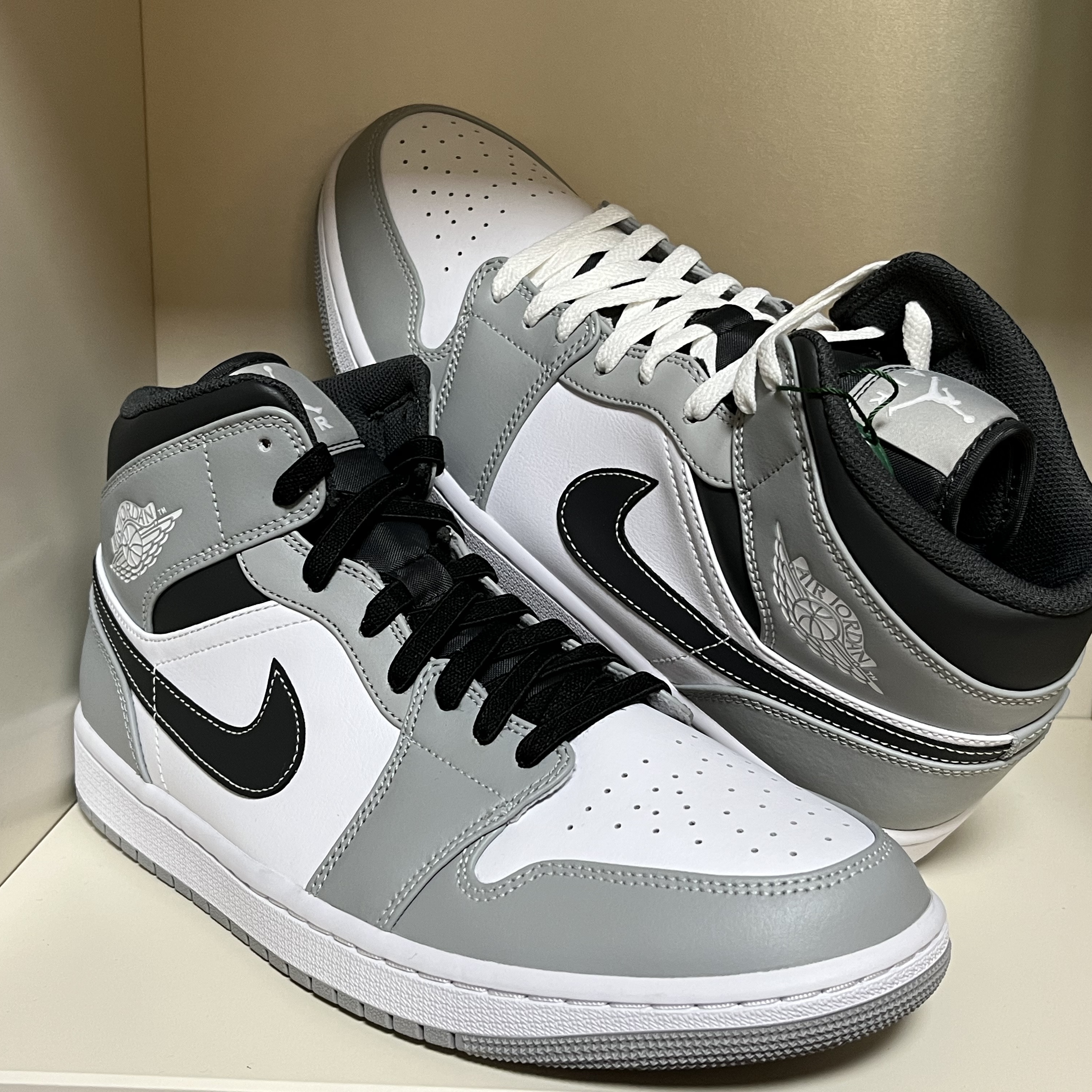 Jordan 1 Mid Light Smoke Grey Anthracite 착용 스타일 - 3