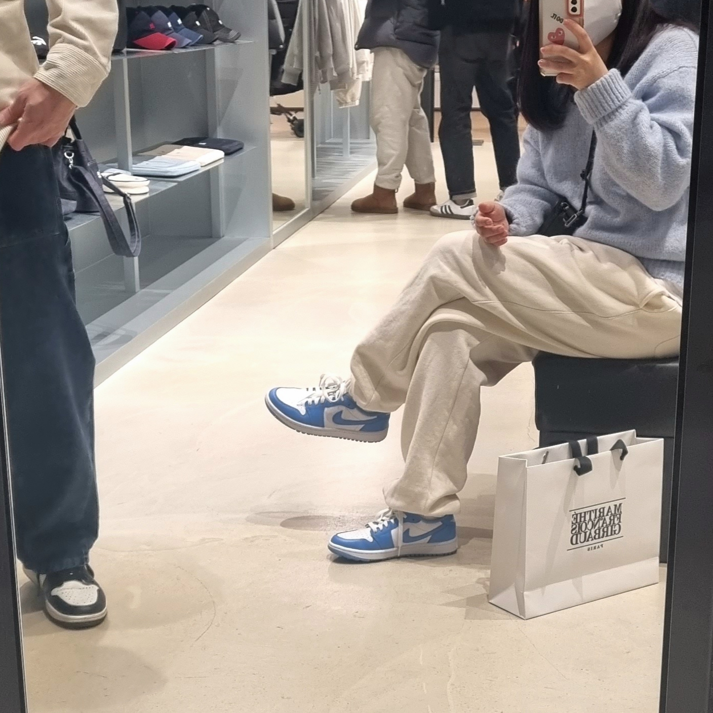 Jordan 1 Retro High OG Black Mocha, Jordan 1 Low Golf White and University Blue 착용 스타일