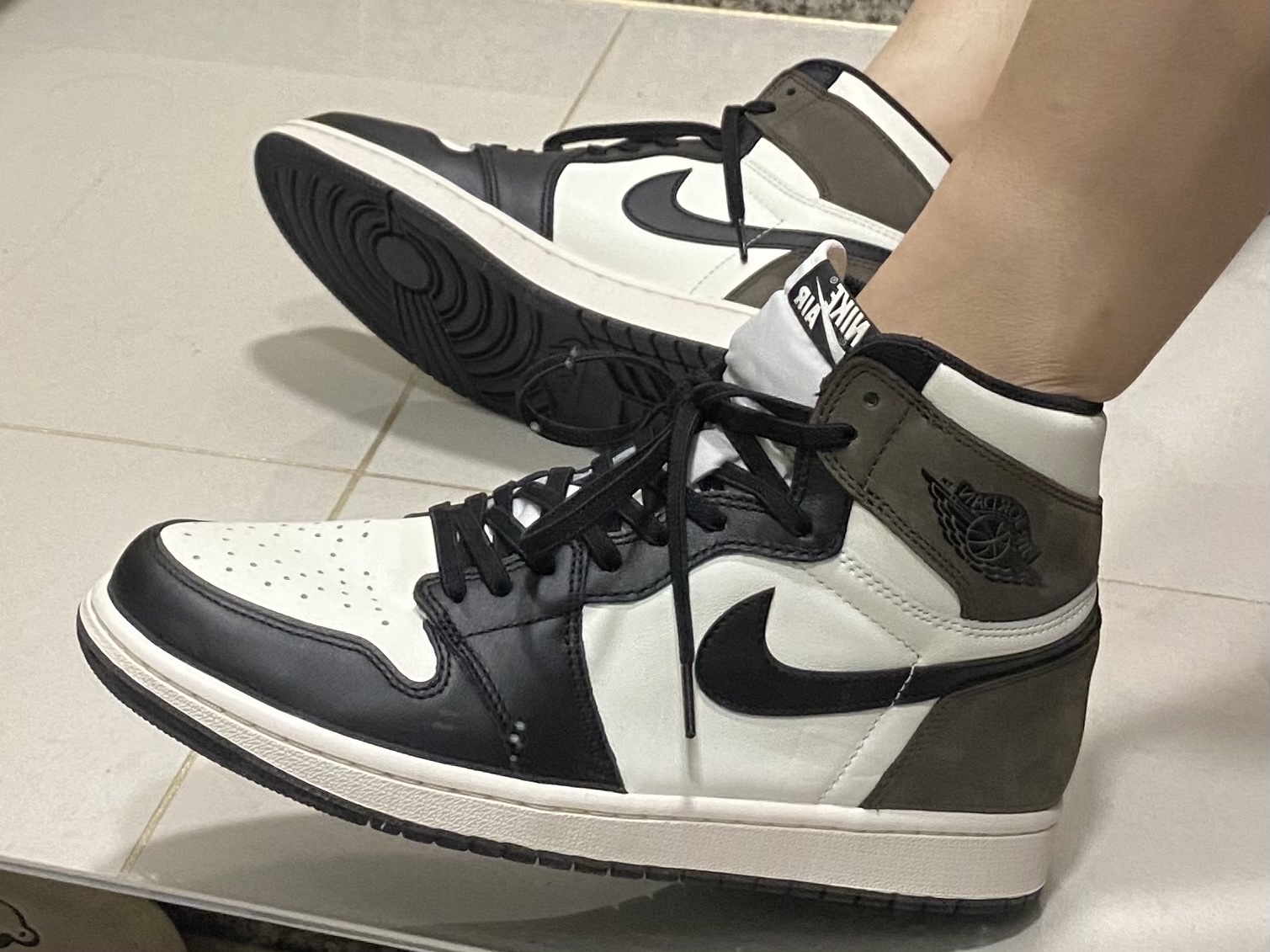 Jordan 1 Retro High OG Black Mocha, Jordan 4 x Union Retro SP Desert Moss 착용 스타일 - 1