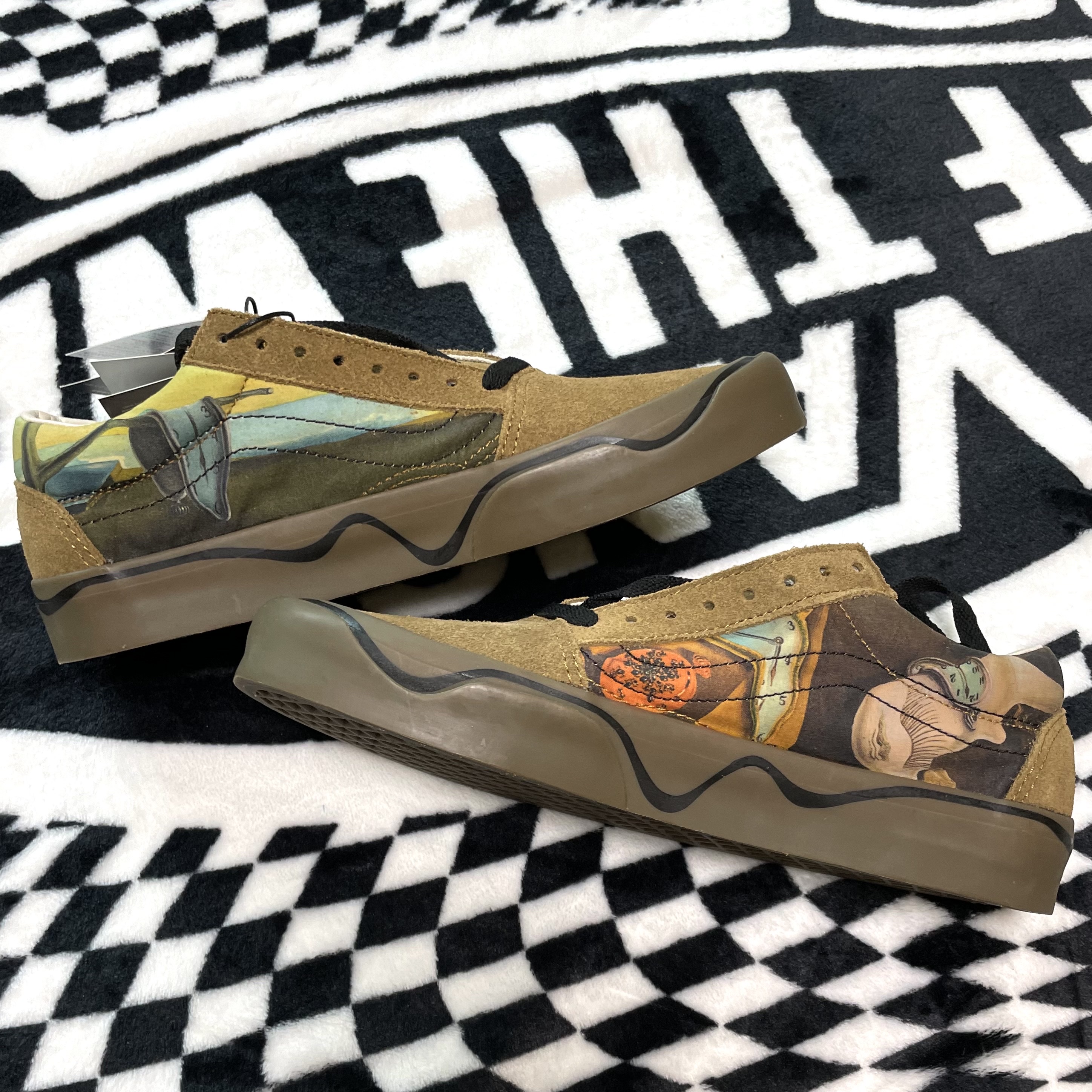 Vans x MoMA Old Skool Twist Salvador Dalí 착용 스타일 - 2